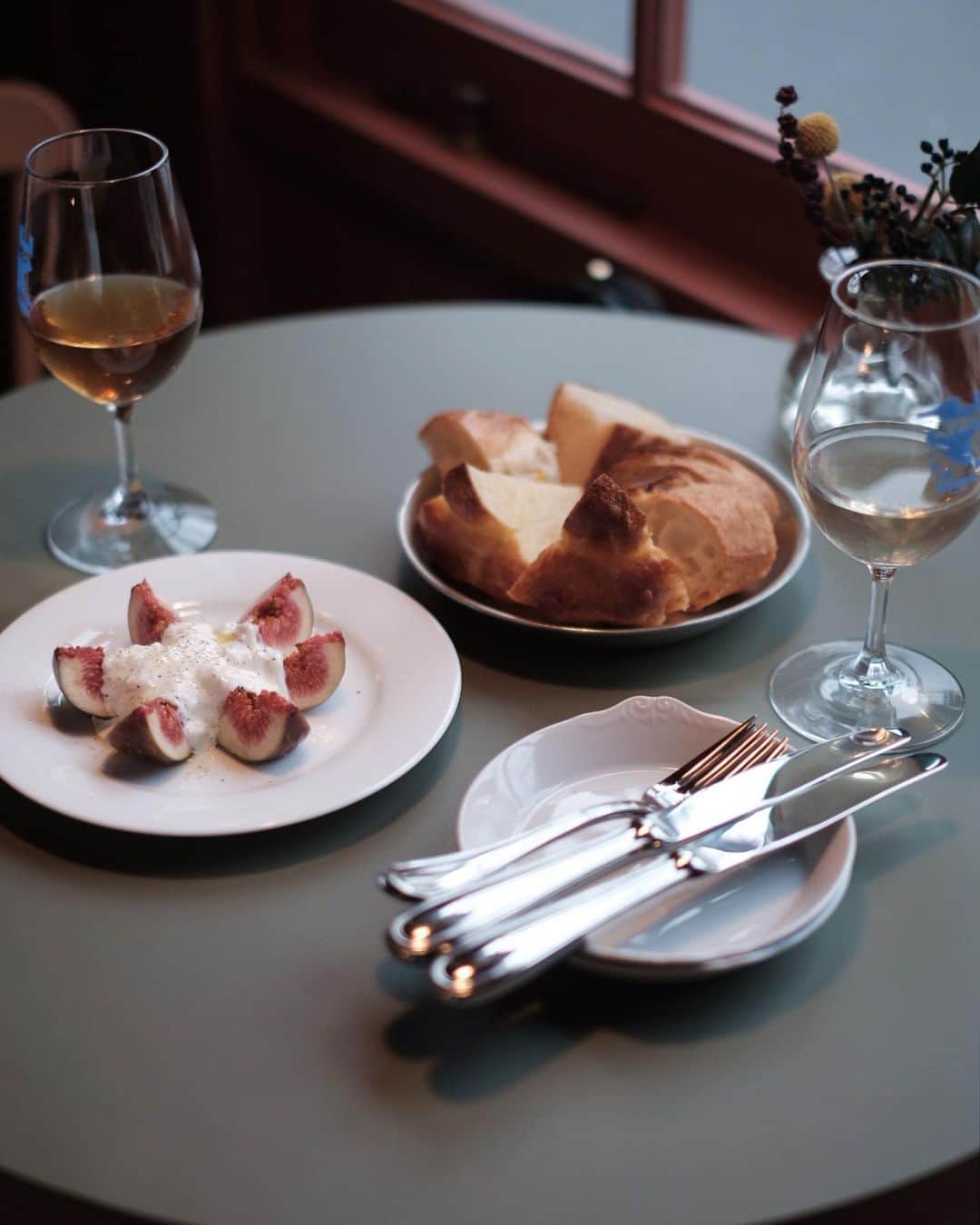 matsukenのインスタグラム：「_✔︎     豪徳寺に新しくオープンした @blanc.a.tokyo     土日祝のみアペロでパン飲みが可能 (平日は17:00からみたいです)    パン盛り美味しくて おかわりできて300円って破格すぎる、、 旬の無花果のストラッチャテッラや ソーセージ・パテも一緒にワインを     帰りはユヌクレの跡地に同時オープンした こちらのパン屋さんで自宅用に購入🍞     はしごするのおすすめです。 またすぐにでも再訪したい〜🍷     #blanc  #blancatokyo」