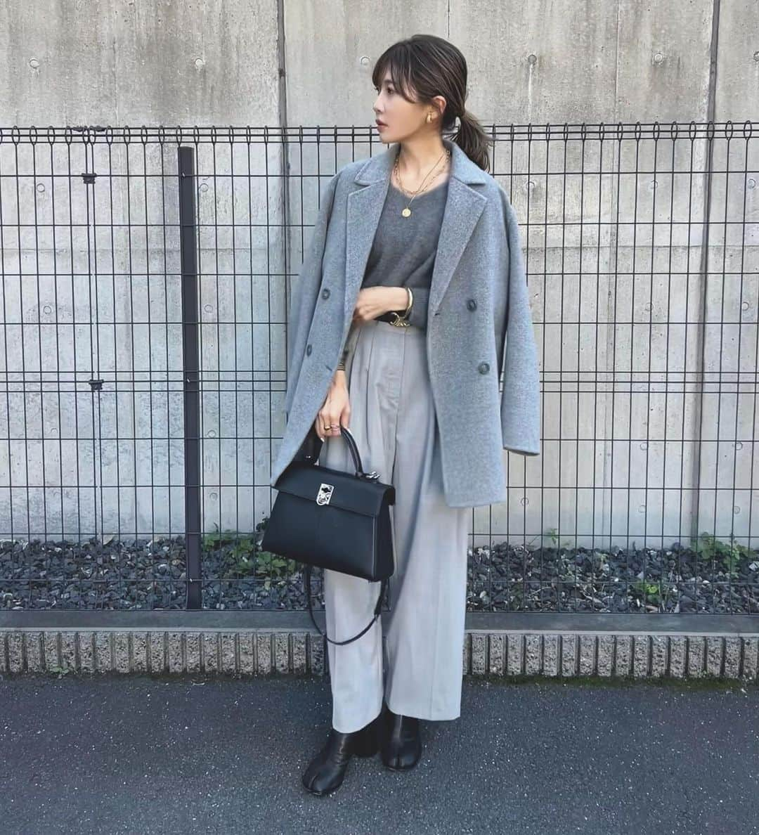 のりこのインスタグラム：「@uniqlo_jp の  #ダブルフェイスショートコート でグレーワントーン🩶このコート好き過ぎて全色ゲットしてしまった🤣！！ダブルフェイスで暖かいのに軽いし、価格もU10000♡トレンド感あるミドル丈で、動きやすいから子どもと遊ぶ週末にも大活躍！ 今期間限定価格になってるから、まだ一度も着てないネイビー買うの待てばよかったーー🤣笑  #uniqlo #uniqlo2023fw #グレーコーデ #グレーワントーン #ユニクロ #ユニクロ購入品 #ユニクロコーデ #ootd」