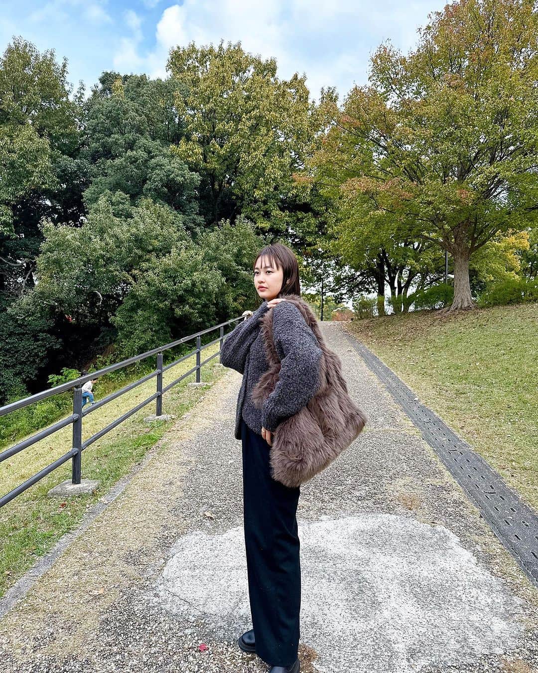 ena..*加藤 恵梨奈のインスタグラム：「⁡ ⁡ ⁡ ⁡ ⁡ ⁡ ⁡ 前回も紹介した @creeretoile のバッグ👜 今シーズンにぴったりの"ビッグファートート" 11月下旬に立ち上がるバッグブランドで ファーバッグは本格リリース前の 限定品として販売してるみたいです⭐️ ⁡ このバッグのファーは動物に優しい エコファーを使用しているようです(^^) ⁡ 公園に⛲️お出かけした際に三姉妹の荷物を一つに まとめて出かけた様子ですww めちゃくちゃ大容量で荷物が少ない時の ゆるっと感もめちゃくちゃ可愛い❤️ 大きい猫🐈みたいで暖かくてきもちいいです🫣👍🏽 ⁡ ⁡ オンラインサイトのURL💻👇 https://www.e-mono.co.jp/html/page123.html ⁡ ⁡ ⁡ #creeretoile #sustainablefashion ＃バッグ#サスティナブル＃サスティナブルファッション #pr」