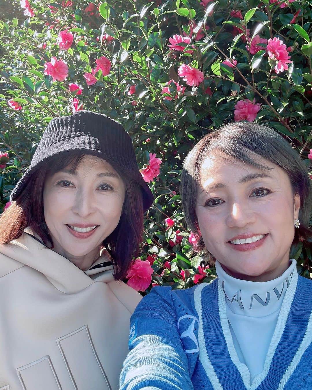 橋本志穂のインスタグラム：「今日はかとうれいこさんとー。 れいこさんが朝迎えにきてくれて、、 千葉のゴルフ場へ〜 現地で下川美奈ちゃんと待ち合わせ〜  下川部長を囲む会のゴルフでした。  11月も半ばというのに サツキが咲いてたよー  もうねー 笑いっぱなし！ 今日はほんとにシワができるほどワロタ。  今日は自分のクラブ忘れずに持ってったよー❣️  #ゴルフ女子 @katoreiko_official @mina.shimokawa」