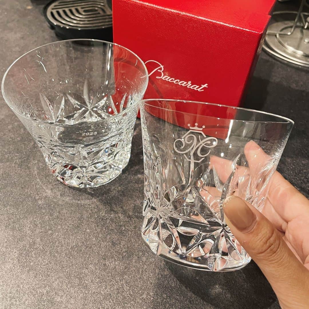 MIYABIのインスタグラム：「Our first baccarat🥂 まさかの友達からこんな素敵なサプライズギフトを貰えるとは、、🥲❤️ 西暦とイニシャルが入ってた！@s.y_kng ありがとうなあ✌️  #baccarat  #飲まない2人なのでジュース用」