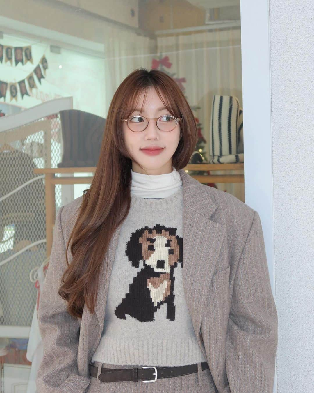 COCO のインスタグラム：「내사랑 @grovestore WINTER🤎🤎🤎 이번에도 베스트룩 도저히 못 고르겠어.. 코코팜 골라줘요!!! # 1~5 ☃️🫶🏻👀 Pick your favorite look # 1~5!」