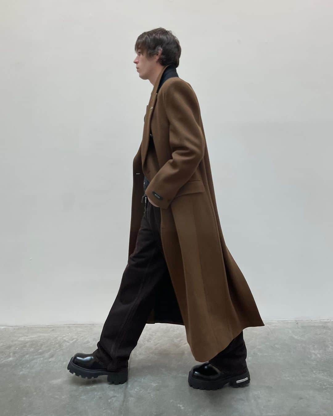 エイティーズさんのインスタグラム写真 - (エイティーズInstagram)「The extra long double breasted wool coat Genesis is now available  in a new Pecan brown colorway. Discover it online and in-store.」11月14日 20時28分 - eytys