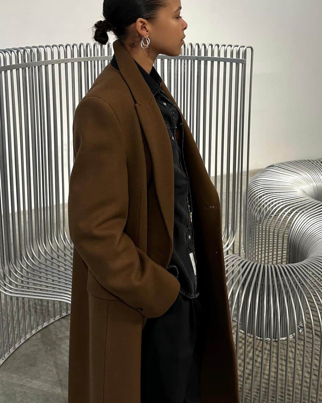 エイティーズさんのインスタグラム写真 - (エイティーズInstagram)「The extra long double breasted wool coat Genesis is now available  in a new Pecan brown colorway. Discover it online and in-store.」11月14日 20時28分 - eytys