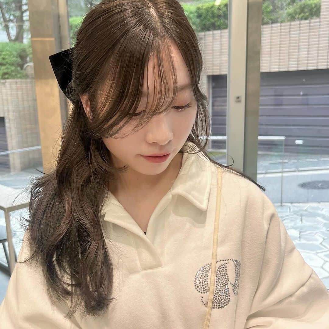 古賀美紀のインスタグラム：「【人気NO1！bleach無しでできる色素薄めカラー】 嫌な赤みを消してくれて透明感抜群な  「 #オリーブベージュ ❤︎」  現在の明るさより明るくしたい方、地毛からのカラーのお客様はダブルケアカラー  選択お願いします♡  ✨オススメメニュー✨ "人気No.1" ✔️プレミアムケアカラー　¥11400~ 毛髪強化剤♡髪の毛を補強し切れ毛・枝毛を98.6%防ぎます！ →髪の毛に凄く良いので、髪の毛を綺麗に持続させたい方オススメです！  "前処理剤オプションメニュー" 毛髪は、約80%のタンパク質（PPT）と 約5%の脂質（CMC）約12%の水分で構成されています。  前処理剤のPPTとCMCを＋する事で カラーの仕上がりとカラーの持続性をUPします♡！  ✔️CMC ¥1500 ブリーチ、ヘアカラーの薬剤を均一に浸透させる。 ダメージ補修と保湿をし髪表面をツヤやかに 指通りをよくする。 →髪の硬さ、パサつき、ゴワつきは cmcが失われてるのでオススメです♡！  ✔️PPT ¥1500 ダメージを補修し、ダメージで失った髪の タンパク質部分を補修し、弾力を与えてくれます。 ヘアカラーの再現性と持ちを高める。 →ダメージや色落ちが気になる方オススメ 【プレミアムケアカラーとの同時施術でさらに効果UP！】  ✔️CMC＋PPT ¥3000 更にクオリティを高めたい方オススメです♡  ※前処理を希望の方は、予約時にどの前処理をしたいか LINEしてください♡」