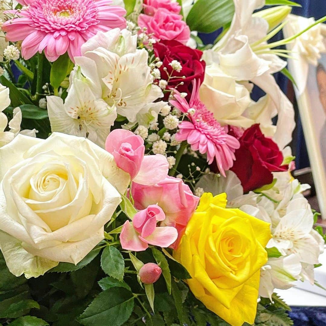 結城さなえのインスタグラム：「父の一周忌のお花💐 今回は様々なバラで華やかで明るくなっておりました。 リクエストを聞いてくださった葬祭場のスタッフさんに感謝です。  さあて、  皆様お気づきですね。  この子達からどれだけ挿し木で活かせるか。 乞うご期待でございます♡  #一周忌　 #バラ　#挿し木 #花　 #flowers #rose」
