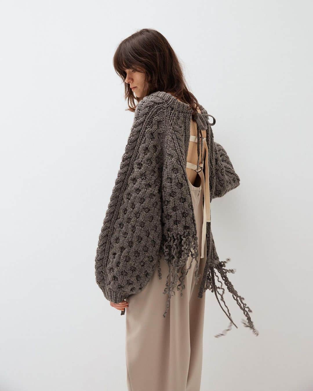 leinwande_officialのインスタグラム：「ㅤㅤㅤㅤㅤㅤㅤㅤㅤㅤㅤㅤㅤ leinwände 23autumn/winter collection -Hand Cable Knit Top- ㅤㅤㅤㅤㅤㅤㅤㅤㅤㅤㅤㅤㅤ ローゲージのウールヤーンを多本取りし、棒針の手編みでざっくりと仕上げた ケーブルトップ。一度編み上げた裾をランダムなシェイプで編みほどくことで カールのかかった動きのあるフリンジに。背面は結びのデザインで前後どちらでも着用可能。 ㅤㅤㅤㅤㅤㅤㅤㅤㅤㅤㅤㅤㅤ #leinwände #leinwande」