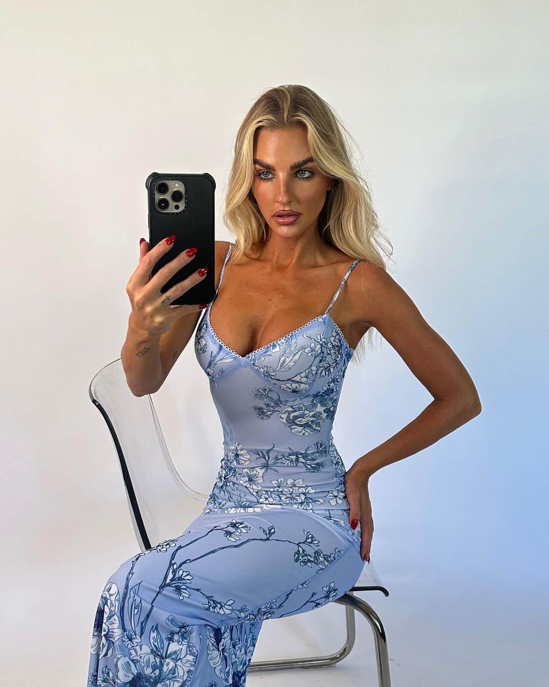 tiger Mistのインスタグラム：「Turn heads in the Julianna Dress. 💙 Make it yours for $39 USD in our 40% off storewide sale.」
