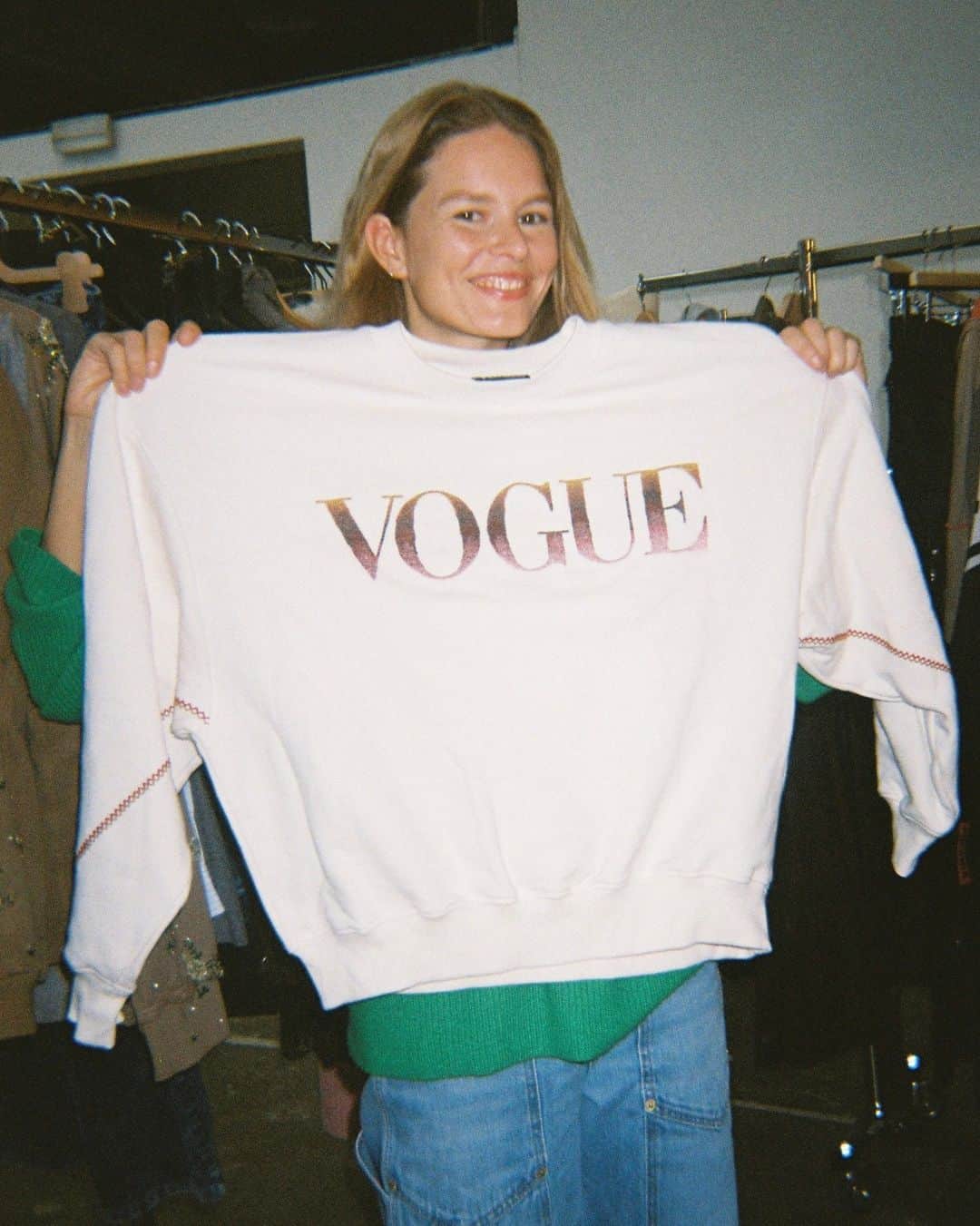 Vogue Italiaのインスタグラム：「Spotted 📸: la modella e nostra cover star di novembre @AnnaEwers nel backstage del servizio di copertina con la sua felpa Handcraft Edition firmata #VogueCollectionItalia. Clicca al link in bio e scopri come acquistare la tua. #VoguePeople」