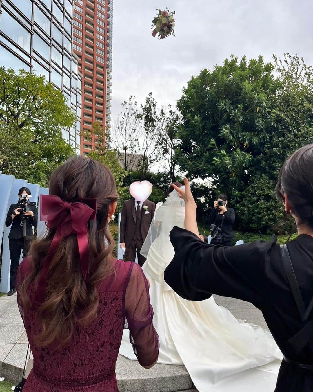 橘ゆりかさんのインスタグラム写真 - (橘ゆりかInstagram)「💍Happy Wedding Serina💐💕 ⁡ ⁡ 綺麗でかわいくてきらきら輝いてたせりな🥰 感動の連続で素敵な結婚式をありがとう！！！ ⁡   実は結婚式には初めて出席することができて 何から何まで初体験でどきどきしてたんだけど この日は新婦友人としてスピーチをさせてもらったの！  心を込めて思いの丈を伝えさせてもらいました💌 こんな私に大役を任せてくれてありがとうだよ〜😭 ⁡ ⁡ 長いお付き合いだけど相変わらず賑やかな アイドリング!!!メンバーと ⁡ 謎解きやボードゲームを通して知り合った だいすきなお友達と過ごせて ⁡ ずっっっと幸せで心がほかほかな1日でした☺️✨ ⁡ ⁡ あと2次会のために用意してくれた謎解きも めちゃクオリティ高くておもしろかったなぁ🦔🤎 ⁡ ⁡ せりな 改めてご結婚おめでとうございます💓 またこれからも遊ぼうねー😆！！！ ⁡ ⁡  #結婚式  #長野せりな #アイドリング  #idoling #happywedding ⁡ ⁡ ⁡」11月14日 20時30分 - yuricalcal