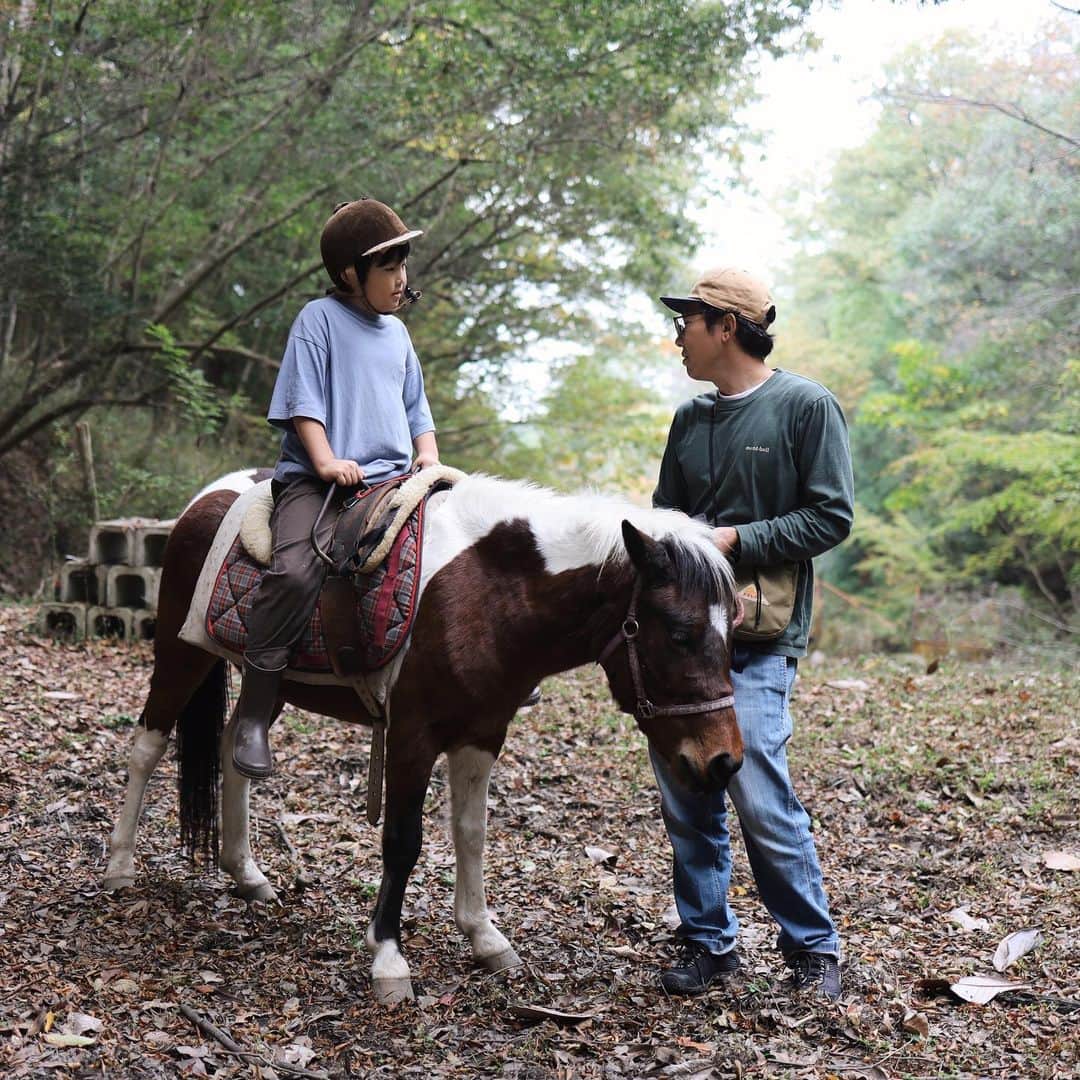 きなこさんのインスタグラム写真 - (きなこInstagram)「大阪茨木の山で馬あそび🐴🍁 早くまた行こう！と熱いリクエストを受け続け、2度目のぱこぽこひろば。前回よりもリラックスして馬に指示を出せるようになっていたり、背中の上でのバランス感も良くなり、それを褒めてもらえるのも嬉しそうでした👦  普段難しいと思うことには慎重だったり心が折れてしまいがちなタイプだけど、馬と心を通わし合いながらの挑戦にはやる気が湧いてくるようで、難しさも楽しんでいるのが伝わってくる👀  今回も毛のブラッシングやごはんの用意などたっぷり馬のお世話をさせてもらい、自然の中で遊んで、ずーっと生き生きしてた息子でした☺️  （ぱかぽこ、遊びに行かれる際は電話予約が必要です🙌）  #ぱかぽこひろば #馬 #乗馬 #茨木市 #きなこのおでかけきろく #こどもとおでかけ #小学生 #小学生男子 #育児 #子育て #こどもと暮らす」11月14日 20時31分 - kinako_710