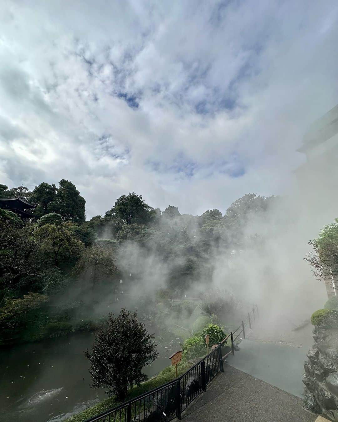 三井里彩さんのインスタグラム写真 - (三井里彩Instagram)「📍椿山荘 母リクエストで雲海見に行きました☁️🌳🌫️🌲🌧️  雨降ってたけど見る頃には止んだ☺️🤍 夜も見たかった…🌕夜はもっと幻想的だと思う🥺✨🌌  砂利を踏む音が気持ち良すぎるの😌🎶  #椿山荘 #東京雲海 #庭園 #雲海 #東京ホテル #おでかけスポット #chinzanso #tokyomoon #japanesegarden」11月14日 20時31分 - risa__mitsui