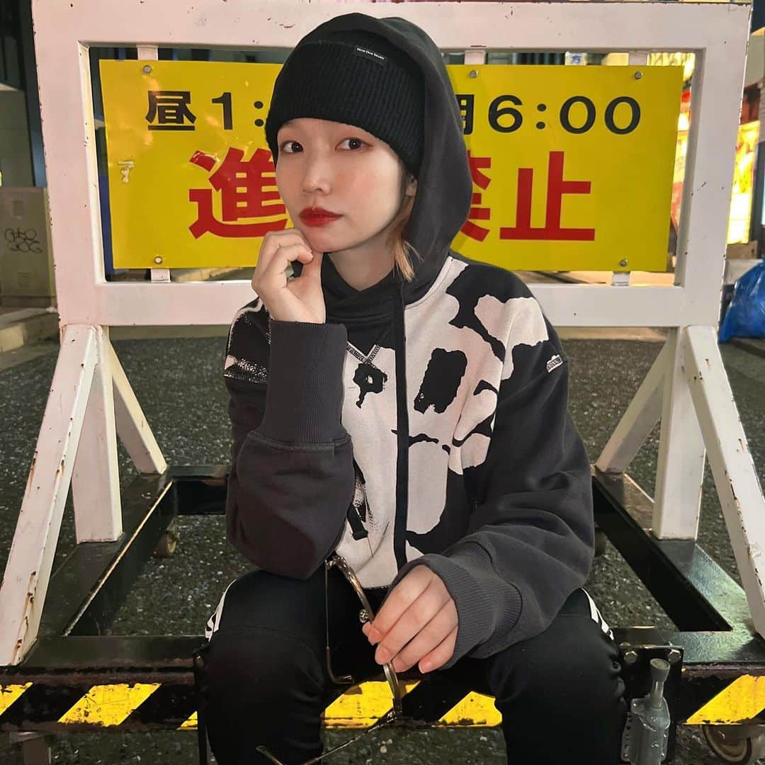 青空フミさんのインスタグラム写真 - (青空フミInstagram)「久しぶりに夜に外でた日🌉 👚 @gstarraw_jp  ショート丈かわいい  #gstarraw #ジースターロウ #派手髪 #オレンジ #オレンジカラー #姫カット #古着女子 #ボーイッシュコーデ」11月14日 20時32分 - _kerokerokerochan_