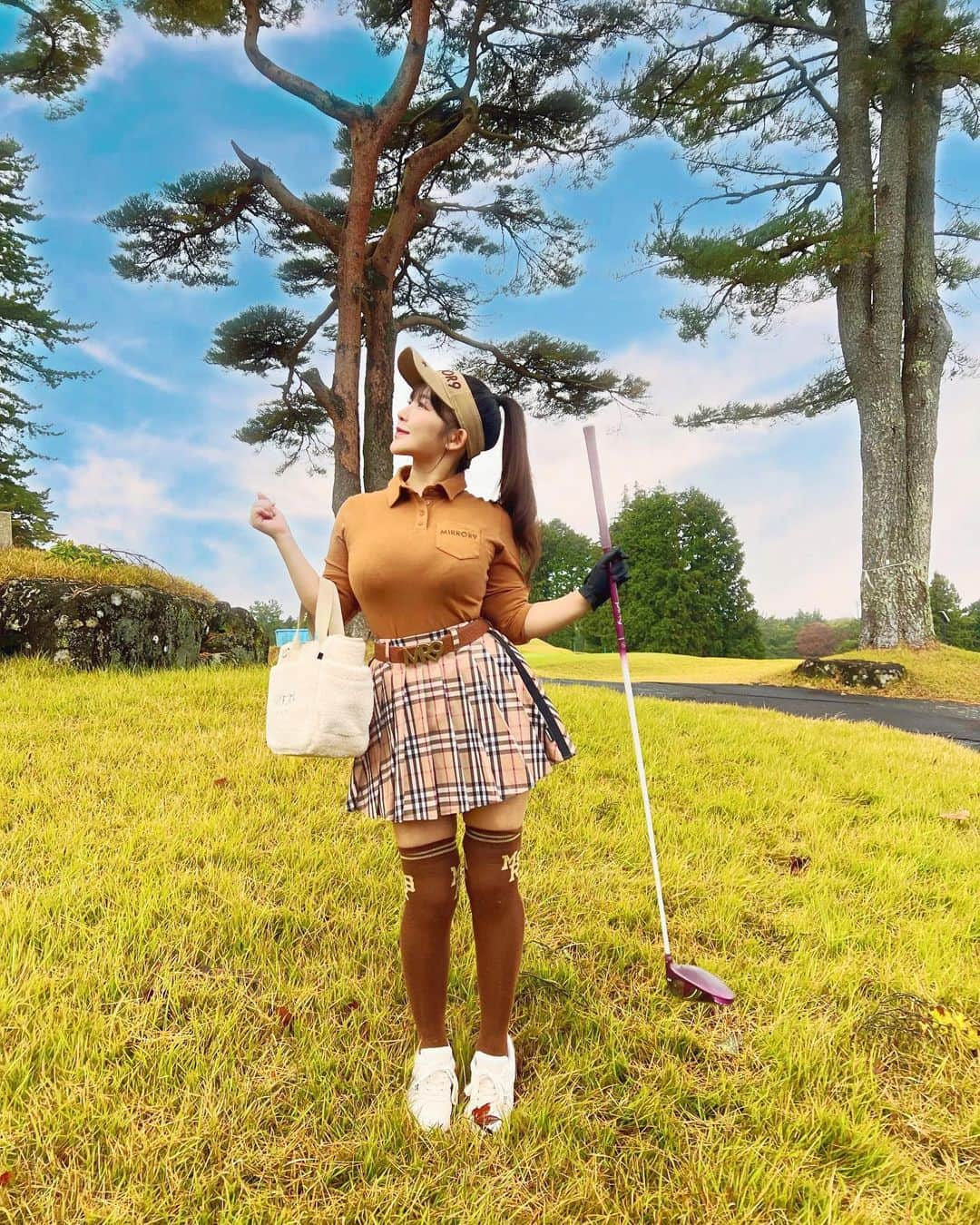 天木じゅんさんのインスタグラム写真 - (天木じゅんInstagram)「⛳️👚👟  ゴルフウェア @mirror9golf 🩷  #天木ゴルフ #golf #ゴルフ #ゴルフウェア #曇ってたから空加工しました」11月14日 20時32分 - jun.amaki