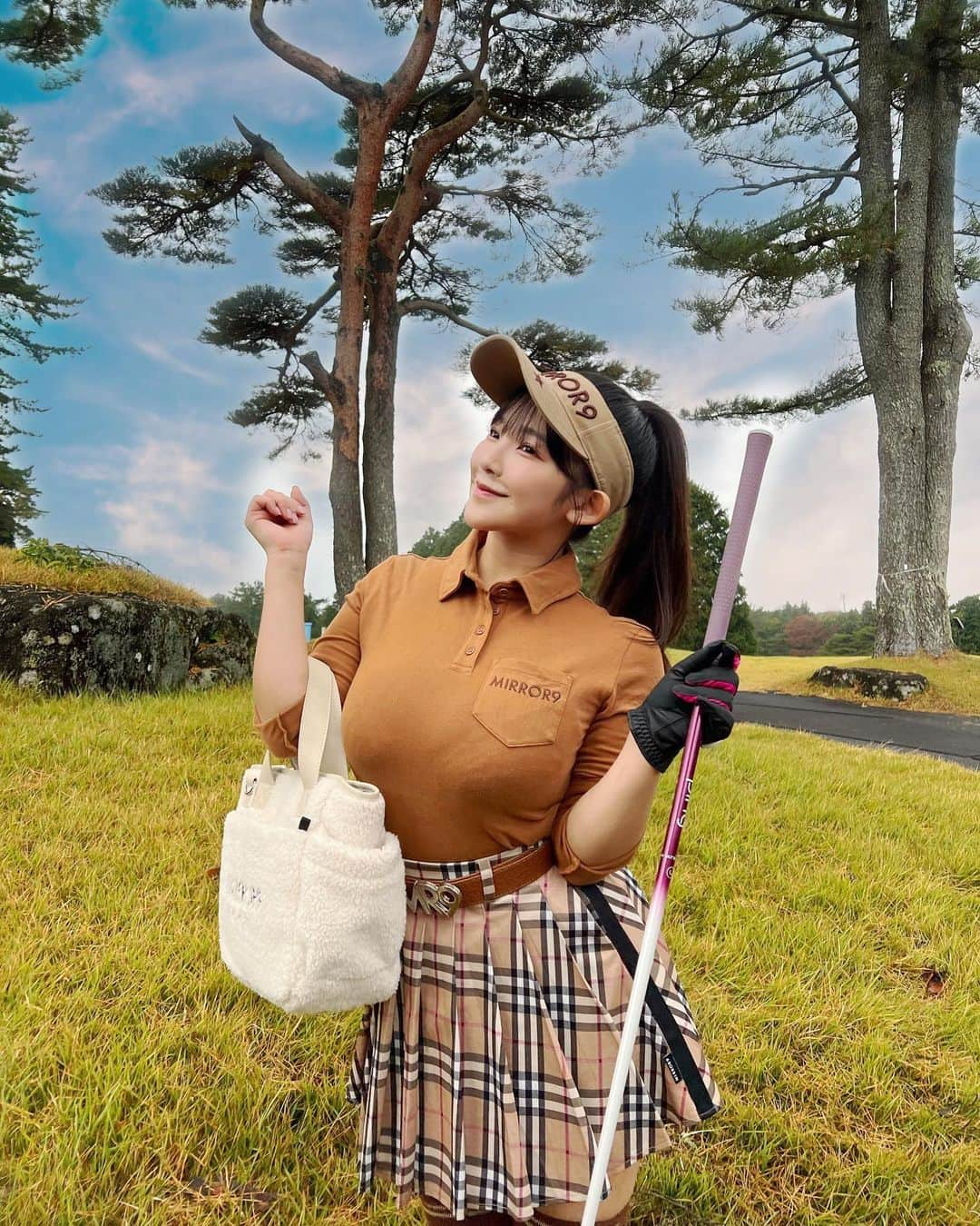 天木じゅんさんのインスタグラム写真 - (天木じゅんInstagram)「⛳️👚👟  ゴルフウェア @mirror9golf 🩷  #天木ゴルフ #golf #ゴルフ #ゴルフウェア #曇ってたから空加工しました」11月14日 20時32分 - jun.amaki