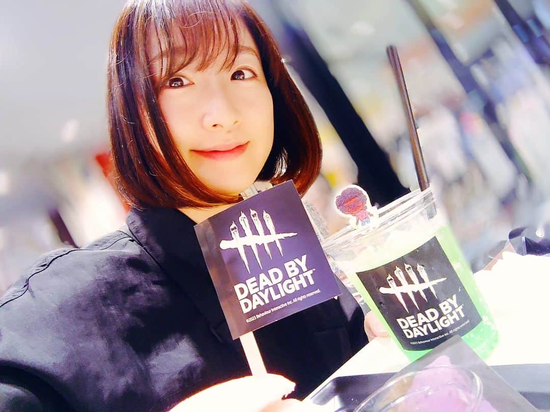 葉山いくみのインスタグラム：「デドバカフェに行った時の写真💀 一番最初のカフェの時と比べてどんどん美味しくなってるんだよ〜〜🍔 しかしデドバはほんとに飽きないでずーーっとやってます🎮 楽しすぎる  #dbd #dbdカフェ #deadbydaylight #デドバ」