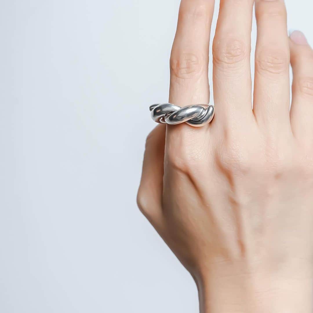 Enasolunaさんのインスタグラム写真 - (EnasolunaInstagram)「Back in stock! “Pretzel ring” 名前の通り“プレッツェル”のような形をしたシルバーリング。重厚感のある大ぶりなデザインで、手元に存在感と個性をプラスしてくれるアイテムです🥨  2023.11.18 sat 20:00より オンラインストアにて再入荷！  #enasoluna #エナソルーナ #silverring #pretzel #シルバーリング #プレッツェル」11月14日 20時33分 - enasoluna_official