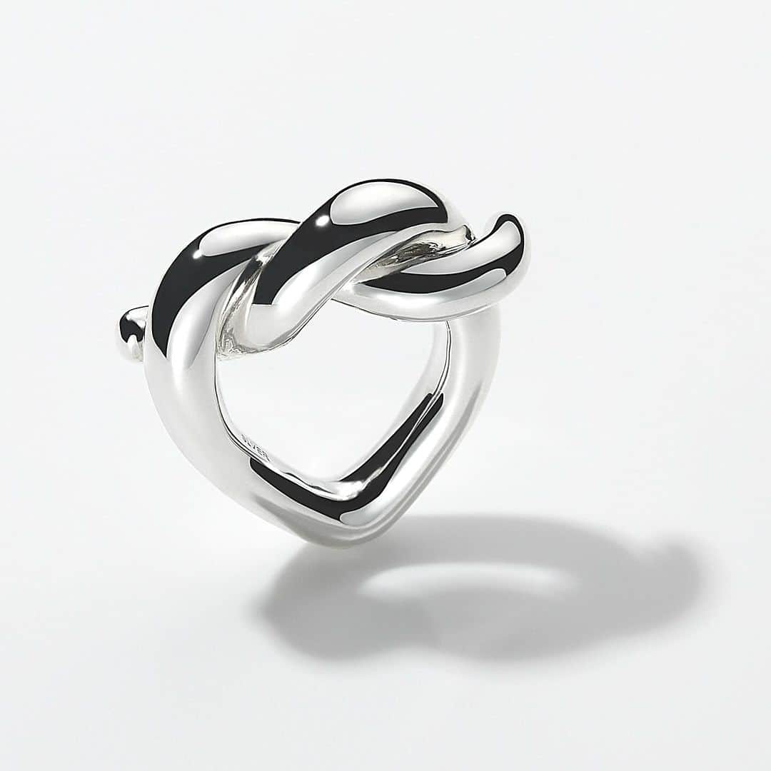 Enasolunaさんのインスタグラム写真 - (EnasolunaInstagram)「Back in stock! “Pretzel ring” 名前の通り“プレッツェル”のような形をしたシルバーリング。重厚感のある大ぶりなデザインで、手元に存在感と個性をプラスしてくれるアイテムです🥨  2023.11.18 sat 20:00より オンラインストアにて再入荷！  #enasoluna #エナソルーナ #silverring #pretzel #シルバーリング #プレッツェル」11月14日 20時33分 - enasoluna_official