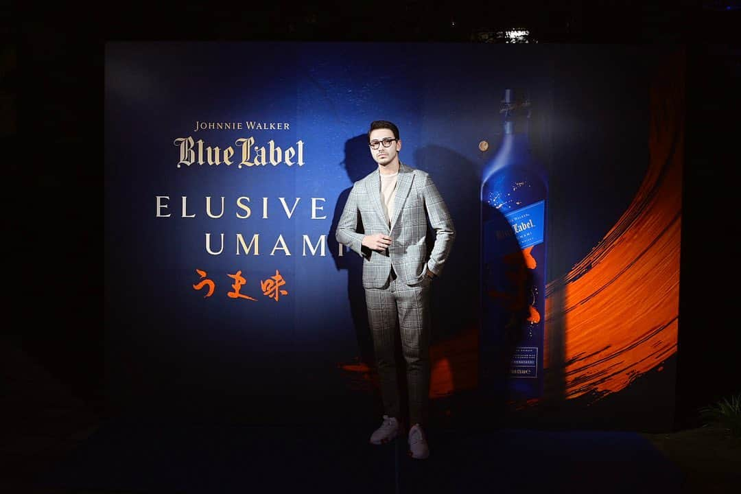 石倉ノアのインスタグラム：「JOHNNIE WALKER Blue Label うま味  先日「ジョニーウォーカー ブルーラベル ウマミ」のテイスティングに参加させていただきました！ 水、風、土、をテーマにしたフロアで視覚、聴覚、味覚を通じた UMAMI の素晴らしさを体験させていただき終始感動でした。  ジョニーウォーカーはいつも最高のウイスキーを創造し常に進化し続ける姿勢を象徴するブランドだなと。帰り道にネットでウイスキーグラスを購入して晩酌しました🥃   #PR #JWUMAMI #ジョニーウォーカーブルーラベル」