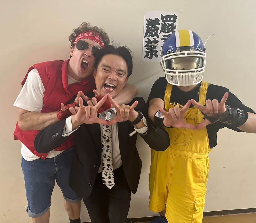 鮫島一六三さんのインスタグラム写真 - (鮫島一六三Instagram)「ザ・リーサルウェポンズさんのワンマンライブ 「地獄の国技館バトルロイヤル」の 実況 と リングアナを務めさせていただきました。  両国国技館にプロレスを観に行ったことはありますが 立つ側に回るとは考えたこともありませんでした。  楽屋も裏動線もリングも何もかもが夢体験！  なんだか私のパフォーマンスもご好評いただき本当にありがたいしかありません。  全てはザ・リーサルウェポンズさんのお力あってこそです。  本当にありがとうございました！  自分もますます爆進していきます！  頑張ります！  #リーサルウェポンズ #ザリーサルウェポンズ  #ポンザー #両国国技館 #ライブ #プロレス #80年代 #90年代 #ジャストミート #ハリウッドザコシショウ #獣神サンダーライガー  #上坂すみれ #眉村ちあき #shinnosuke  #Noモーション #都立家政 #中野区 #BANBANBAN #鮫島一六三 #アニソンディスコ #セルリアンブルー #jrヘビー」11月14日 15時05分 - banbanbansame