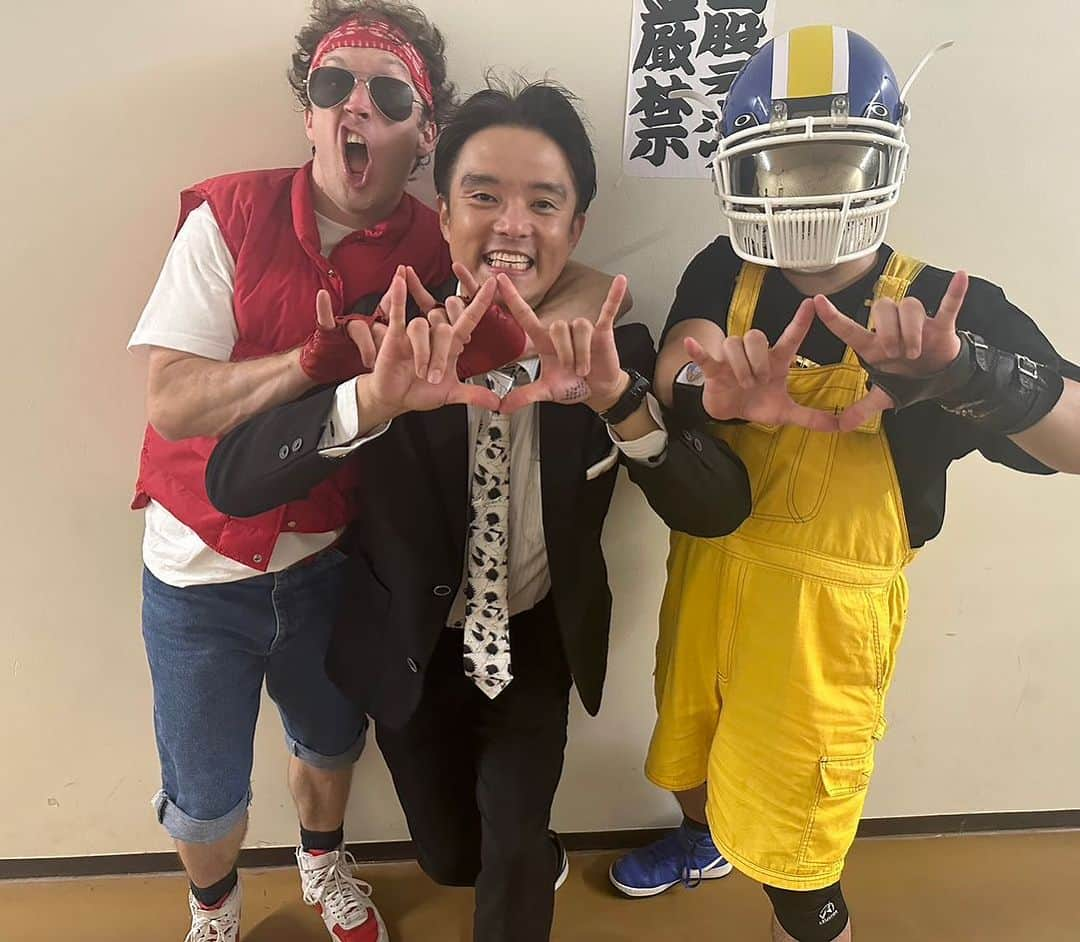 鮫島一六三さんのインスタグラム写真 - (鮫島一六三Instagram)「ザ・リーサルウェポンズさんのワンマンライブ 「地獄の国技館バトルロイヤル」の 実況 と リングアナを務めさせていただきました。  両国国技館にプロレスを観に行ったことはありますが 立つ側に回るとは考えたこともありませんでした。  楽屋も裏動線もリングも何もかもが夢体験！  なんだか私のパフォーマンスもご好評いただき本当にありがたいしかありません。  全てはザ・リーサルウェポンズさんのお力あってこそです。  本当にありがとうございました！  自分もますます爆進していきます！  頑張ります！  #リーサルウェポンズ #ザリーサルウェポンズ  #ポンザー #両国国技館 #ライブ #プロレス #80年代 #90年代 #ジャストミート #ハリウッドザコシショウ #獣神サンダーライガー  #上坂すみれ #眉村ちあき #shinnosuke  #Noモーション #都立家政 #中野区 #BANBANBAN #鮫島一六三 #アニソンディスコ #セルリアンブルー #jrヘビー」11月14日 15時05分 - banbanbansame