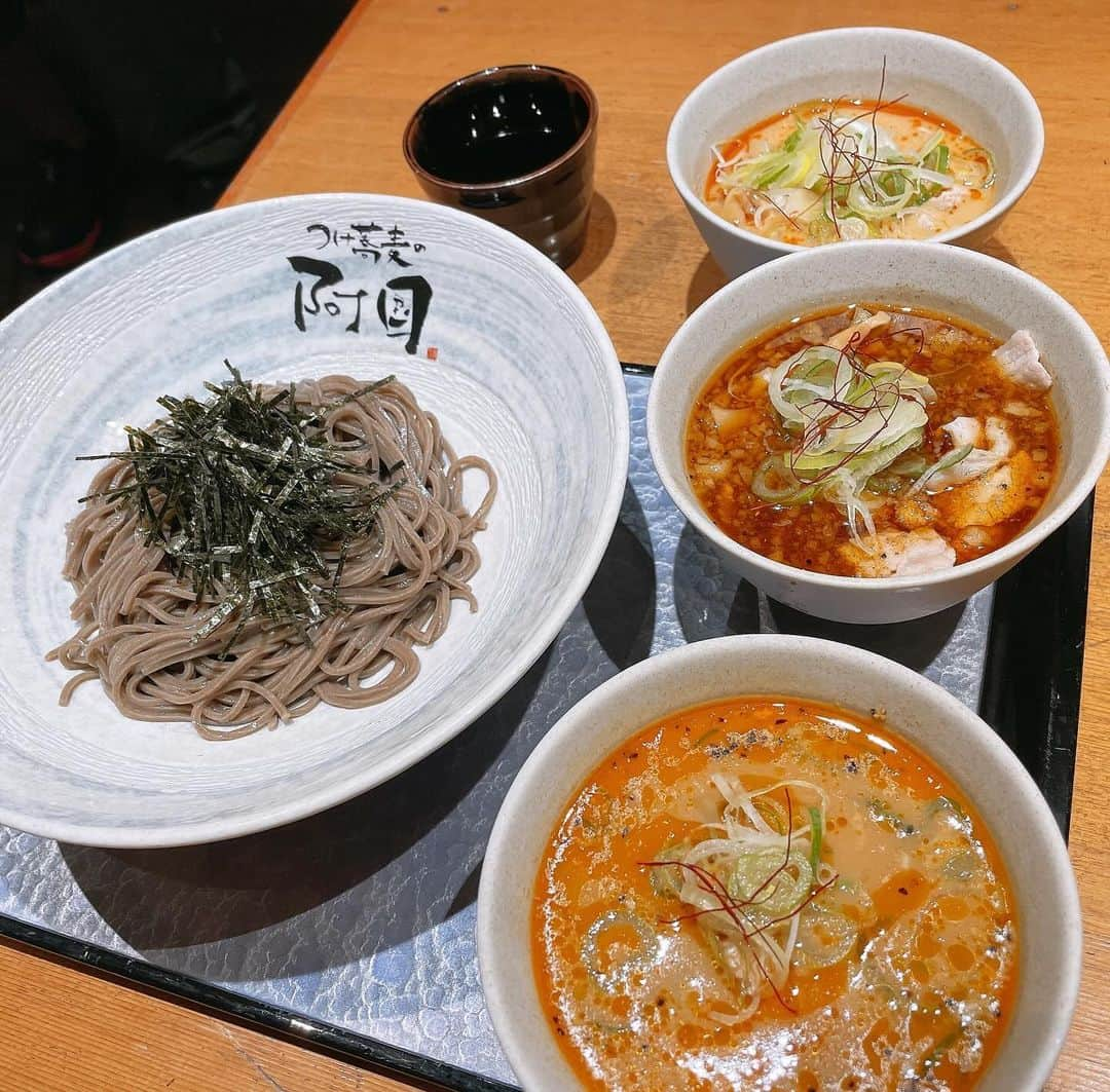 栗原里奈さんのインスタグラム写真 - (栗原里奈Instagram)「✴︎ 『つけ蕎麦の阿国』新宿店さんの 店内看板を揮毫させて頂きました✨  私の投稿を見たとお伝え頂ければ、2023年度中ドリンク🥤🍺が一杯無料になるそうです！  お蕎麦は挽きたて・茹でたて・打ち立ての生蕎麦でこしがしっかり！ つけ汁は特製スープが盛り沢山。 私は豆乳・豚肉・胡麻だれ等で食べてみました！ 特に胡麻だれが気に入りましたが、〆しめには生卵をお蕎麦に絡めてお汁でずるずるっと。 これがまた最高に美味しかったです✨  ぜひ、機会がある方は看板も見て頂き！お蕎麦も美味しく頂いてみてください❣️  今回制作にあたっては、”派手にお願いします”とのご要望を受け、歌舞伎町らしく豪快に煌びやかなイメージで書かせて頂きました。  パネル装も拘りまして、 武笠表具店さん @mukasa_hyouguten  にお願いしました！ いくつものご提案に加え、細かい要望に応えてくださり本当にありがとうございました✨  ♦️〒160-0021 東京都新宿区歌舞伎町2-28-16 ウィザードセブンビル1F つけ蕎麦の阿国　歌舞伎町店  #書道家#作品#つけ蕎麦の阿国#お蕎麦#つけ蕎麦 #新宿#歌舞伎町 #オーダー作品#アート書#デザイン書#インテリア書 #calligrapher#artwork  #calligraphy#work#artist#PR」11月14日 15時11分 - rina__kurihara