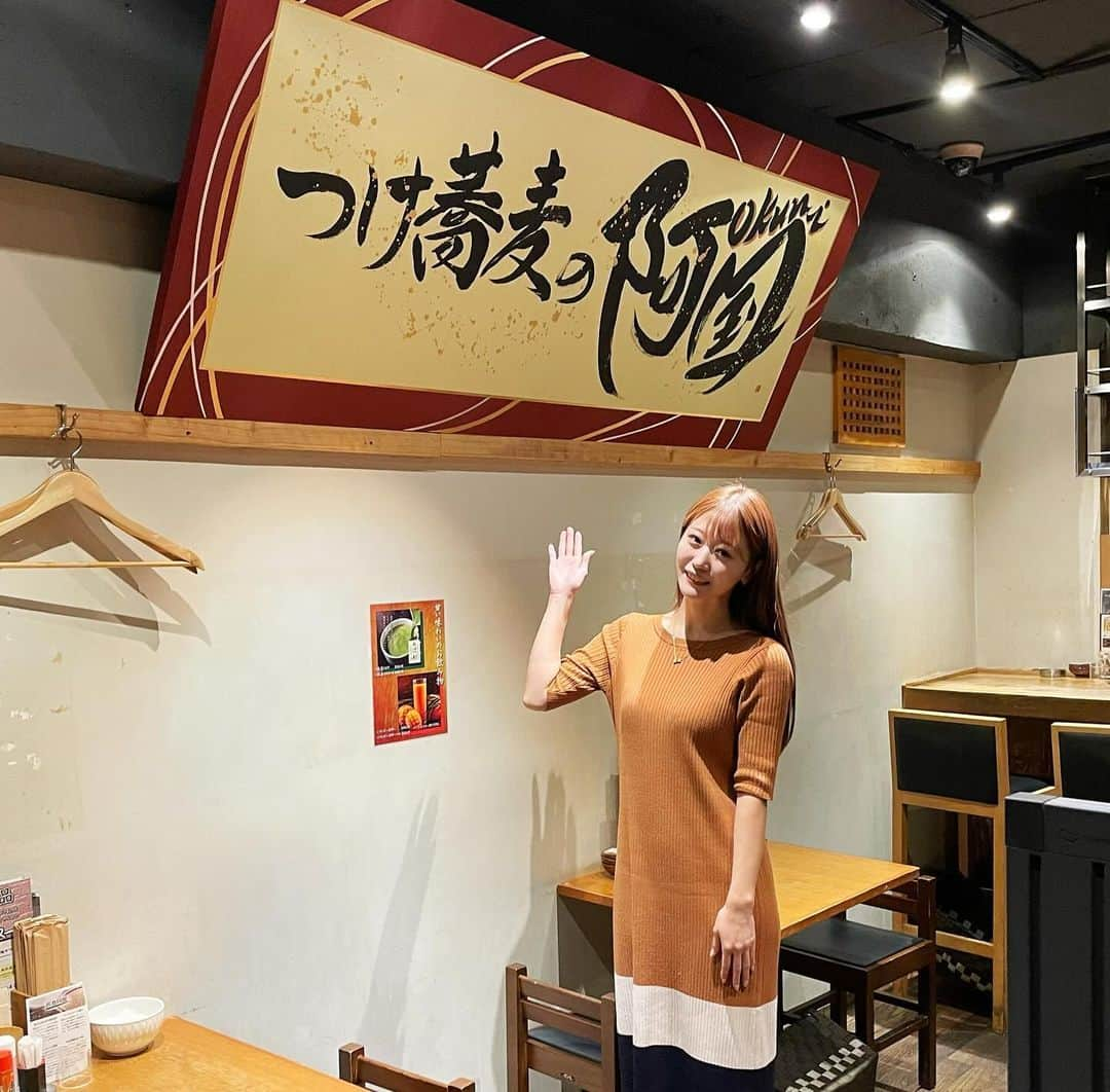 栗原里奈のインスタグラム：「✴︎ 『つけ蕎麦の阿国』新宿店さんの 店内看板を揮毫させて頂きました✨  私の投稿を見たとお伝え頂ければ、2023年度中ドリンク🥤🍺が一杯無料になるそうです！  お蕎麦は挽きたて・茹でたて・打ち立ての生蕎麦でこしがしっかり！ つけ汁は特製スープが盛り沢山。 私は豆乳・豚肉・胡麻だれ等で食べてみました！ 特に胡麻だれが気に入りましたが、〆しめには生卵をお蕎麦に絡めてお汁でずるずるっと。 これがまた最高に美味しかったです✨  ぜひ、機会がある方は看板も見て頂き！お蕎麦も美味しく頂いてみてください❣️  今回制作にあたっては、”派手にお願いします”とのご要望を受け、歌舞伎町らしく豪快に煌びやかなイメージで書かせて頂きました。  パネル装も拘りまして、 武笠表具店さん @mukasa_hyouguten  にお願いしました！ いくつものご提案に加え、細かい要望に応えてくださり本当にありがとうございました✨  ♦️〒160-0021 東京都新宿区歌舞伎町2-28-16 ウィザードセブンビル1F つけ蕎麦の阿国　歌舞伎町店  #書道家#作品#つけ蕎麦の阿国#お蕎麦#つけ蕎麦 #新宿#歌舞伎町 #オーダー作品#アート書#デザイン書#インテリア書 #calligrapher#artwork  #calligraphy#work#artist#PR」