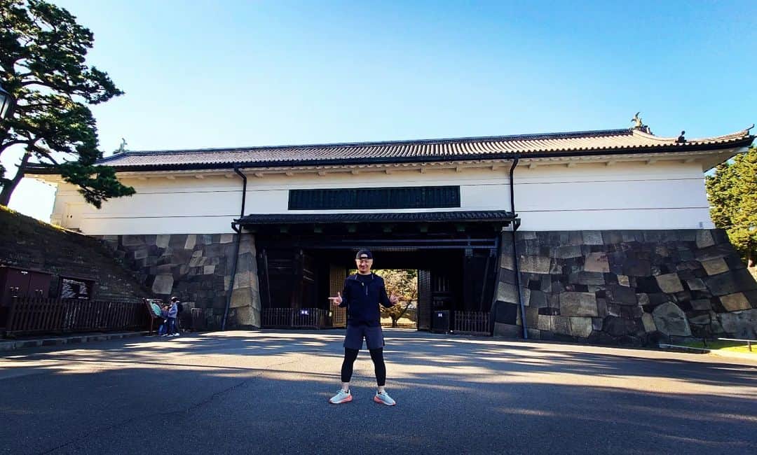 パッパラー河合のインスタグラム：「皇居ラン桜田門。むちゃ快晴です。ジョグするとうっすら汗が出て気持ちよい。来春までには体を絞って完全体を取りもどす！」