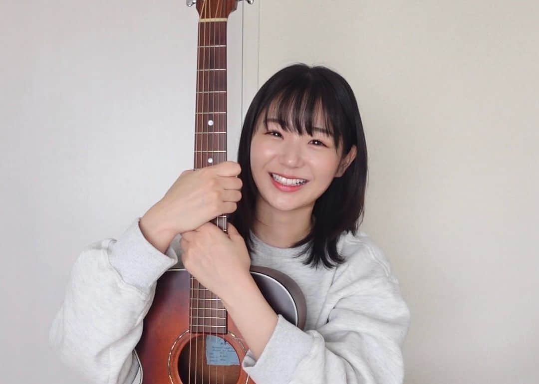 長谷川かすみのインスタグラム：「ギターとの記念写真ってことで✌️」