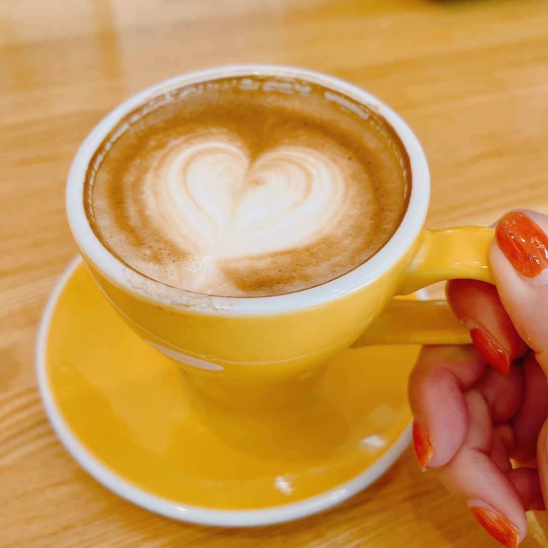 茅野愛衣のインスタグラム：「たまには私の好きな事や物も、載せてみようかと思います😌 Instagramを好きでいっぱいにするのを目標に、ゆっくりだけどやってみます！  私の好きなもの☕️ 「カフェラテのひと口め」 もちろんふた口めも美味しいんだけど、ラテアートをスプーンで混ぜちゃう前に、ひと口飲むのが好き。 ハートが気分を上向きにしてくれるってのも、好きな理由かも。（茅）」