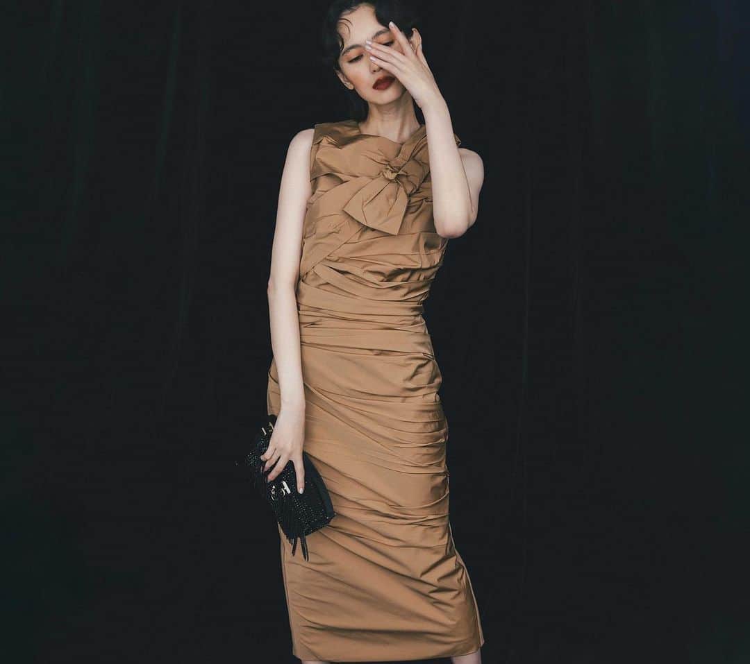 otona MUSEのインスタグラム：「これだけでキマる！ドレス&セットアップ👗  年末に向けてセレモニーやドレスアップするシーンがいつもより増えてくる季節。ここでは、あれこれコーデを考えなくても1点投入でサマになる、ドレスとセットアップをピックアップ。  頼りになるものをひとつ持っておくと便利ですよ💞  #otonamuse」