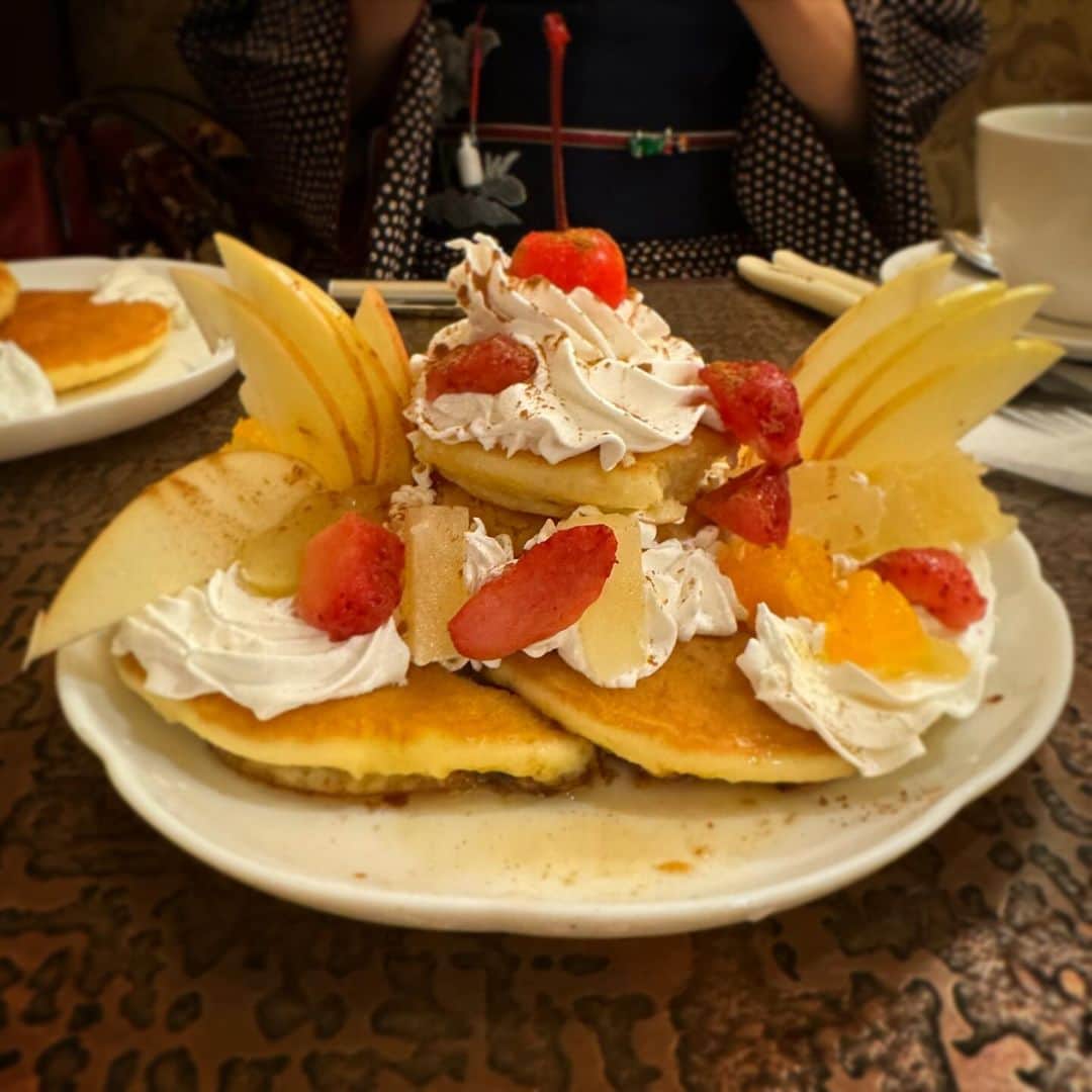 石野竜三さんのインスタグラム写真 - (石野竜三Instagram)「先日とある昭和レトロな雰囲気の漂う喫茶店で打ち合わせをした時に、ほんの出来心で頼んでしまったゴージャスなパンケーキ。結構食べ出がありました😅。」11月14日 15時24分 - ryuzou_ishino