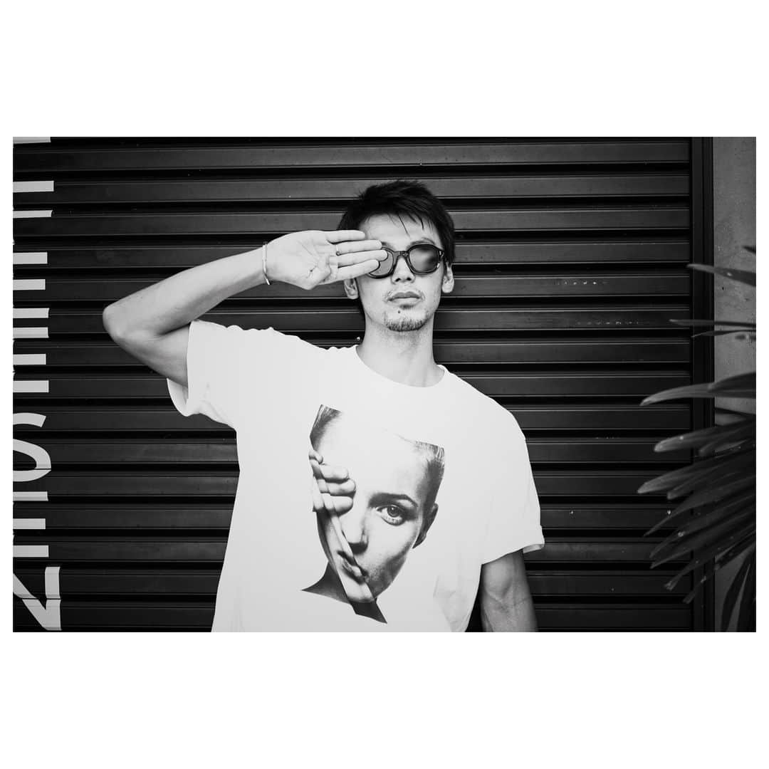竹内涼真のインスタグラム：「Favorite photo🤍  　　　Kate Moss  T-shirt  　　   #leica sl2s  Elmar  50mm  #camera #写真」