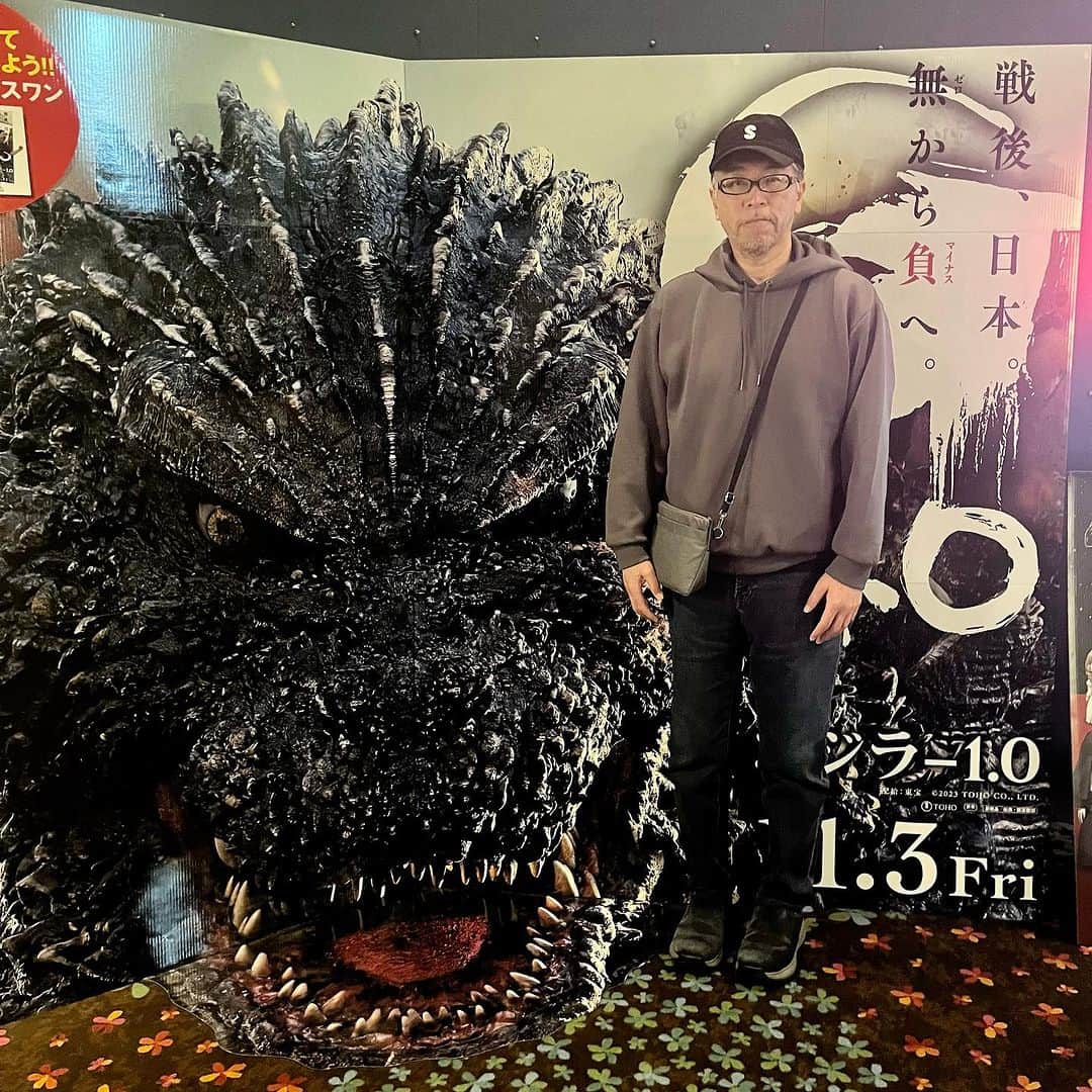 白石一文のインスタグラム：「ゴジラ−1.0を観てきた。最高。文春にいた29歳の頃、原案の一般公募に応募。自信満々だったが見事落選。そのとき製作されたゴジラ対ビオランテを観て打ちのめされた苦い思い出が。それにしても、ゴジラの脚本、今からでも誰か書かせてくれないかなあ。ガメラでもいいけど☺️ #ゴジラ #ゴジラマイナスワン #あれがゴジラcp #ゴジラvsビオランテ」