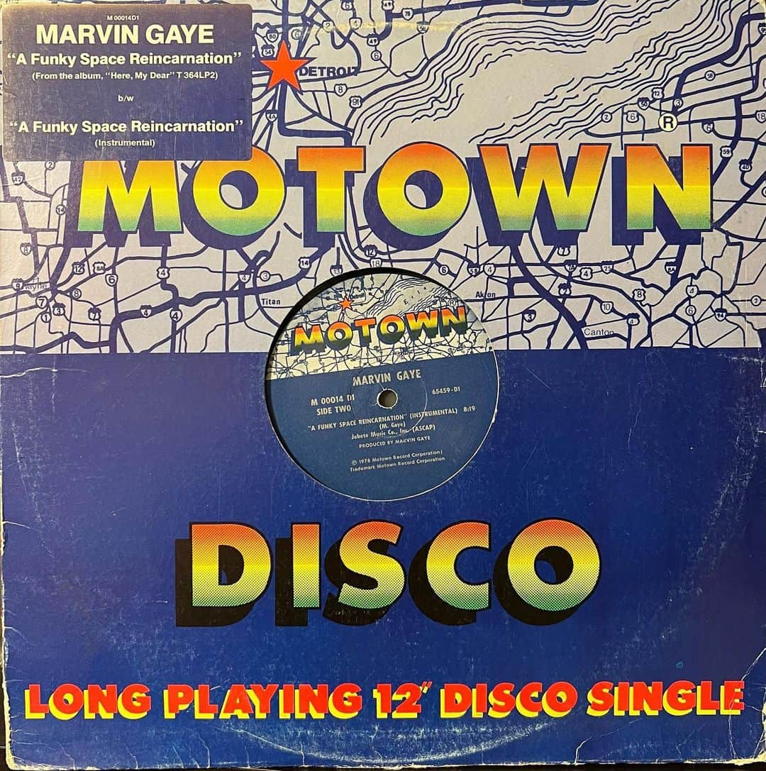 SWING-O a.k.a. 45のインスタグラム：「たまにはSOULな話  この #MarvinGaye の1978年リリースの12inchシングル"A Funky Space Reincarnation"のインストが面白いって話。  70年代のMarvinはざっくりセッションで曲作りをすることが多い印象なんだが、この曲も例に漏れず、1977年頃に作られたもの。そんなセッションから作られた中に全米No.1の大ヒットをした "Got To Give It Up"(1977) があり、それに気を良くしつつもプライベートはドロドロで、そんな中仕上げられたアルバム"Here My Dear(邦題「離婚伝説」！1978)からのシングルカットとしてリリースされたもだが、プロモーションのせいもあり(とされる)Marvinにしては全く売れずに終わった。というのが概要。  そしてこの12inchの話。そもそも原曲が8分以上あるんだが、裏面のインストも当然同じ尺。で、面白いというのは、このインストには独自にギターとサックスが加えられているのだ。 「ディスコでかかるならなんか聴き音がないとダメだろう」 とMarvinが思ったのか、セッション時点で既に録ってあったものかは定かじゃないが、なにせこのギターとサックスが良いのだ。そして曲も終盤には痺れを切らしたようにMarvinの声が加わってきて更に盛り上げてくれるのだ。うん、そもそもがキャッチーな部分のない曲ではあるので、個人的にはむしろインストの方が良い。  何にせよ御大Marvinでも色々掘り甲斐があるもんです、て話。  ＊＊＊＊＊  な訳で今宵はこんなのもかけようと思ってます。 渋谷の Shibuya CLUB BALL にて23時から朝方までDJしております。よかったらぶらりお越しやす。エントランスは¥0ですw  “Chill Tuesday” ■Date ：11.14(Tuesday) ■Time : Open 22:00 / Music 23:00-4:00 ■Place ： SHIBUYA CLUB BALL http://shibuya-ball.com/ ■1st drink : ¥1,000 週替わりお通し(Weekly Appetizer)：¥200〜¥500 ■Resident DJ； SUGURU M. a.k.a. SGROOVE SMOOVE ■DJs SWING-O (45trio)・君嶋 麻里江  気持ちの良い初夏の夜。心地よい選曲！会話が弾む適度な音量！！美味しいお酒！！！ ひと時は喧騒を忘れ、平日の夜更かしを渋谷クラブボールにてお楽しみください。  ■イベントページ http://shibuya-ball.com/event/chill-tuesday-32/」