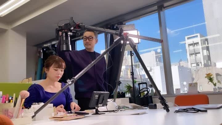 宇田川大輔のインスタグラム：「本日の職場。  大好評につき第2期に突入!「テクニック」を身につけることによってセンスがUP！サロンワークのためのアートの幅を一層広げるべく、鯨岡百合香がそのコツを伝授していきます。  『NAIL VENUS』Presents DMMオンラインサロン  鯨岡百合香 第2期：センスを磨いてトレンドに対応!! 【即戦力アート】4ヶ月講座  ○現在、新規会員募集中!!  2023年11月17日（金）からコンテンツ配信がスタートとなります。クレジットカードのお支払い日に関しては各カード会社にお問い合わせください。定員になり次第締め切りとなります。  当オンラインサロンは、2023年11月17日（金）〜2024年3月17日（日）までの4ヶ月間（※年末年始はお休み）の期間限定サロンになります。入会時に4ヶ月分の会費をいただきます。  ￥24,000（4ヶ月分）  以下URL、または「DMM 鯨岡 2期」で検索を！  https://lounge.dmm.com/detail/7300/index/  【鯨岡百合香からメッセージ】  Q.今回、新たなオンラインサロン（OS）を始めようと思ったきっかけは？  「私センスないんだよね」「アートの正解がわからない」というネイリストさんのお声をよく耳にします。アートに正解も不正解もありません。  お客様のリクエストを具現化できたら、それが正解です。そのためには、最低限のアート力は必要です。サロンワークにおけるネイルアートのトレンドの動きは非常に早く、1ヶ月や2ヶ月でそのトレンドのテイストやスタイルは、すでに変わっていて、今でも進化を続けています。  例えトレンドが変わっても、基本のブラシワークができていれば、その組み合わせをちょっと変えるだで、いろんなスタイルのアートに対応できます。   「私にはセンスがないから。。。」と心配しないでください。「センス」は「作る」ことができます。  そして必要なのは、センスよりも技術（テクニック）。そして組み合わせパターンを知ること。そんなテクニックを習得して、それらを組み合わせる力です。   私のネイルアートは感覚で描くものではなく「描き方や組み合わせ」を変えるだけで、誰でも描けるテクニックアートです。もっとアートを自由に楽しめるように、自由自在に描きたいものが描けるように、アートテクニックを中心に展開していく。そんなオンラインサロンになります。  シールやネイルパーツなど便利なかわいいアイテムもありますが、やはり手描きアートに価値を感じてくださるお客様は多いです。お客様の目の前で作り出す色やデザインなど、そのネイルアートはエンターテイメント性もあり、お客様は目を輝かせながらネイルを楽しんで下さいます。  ネイルアートは単価を上げるためにもとっても大切なオプションメニュー。お客様の好みを理解したデザインを提供できると「このネイリストに担当して欲しい！」という強いリピーターになっていただけます。  1ヶ月目のレッスン動画のメニュー テーマ：ニュアンスフラワーアート編  ・アンギュラーブラシをマスターする「秋冬のグラデーションフラワー」 ・秋冬色シースルーフラワーネイル ・アンギュラーブラシ応用編「秋冬グラデーション」 ・取り入れやすい大人なパイソン柄「ニュアンスパイソンアート」 ・お正月にもOK「和風なグラデーションフラワー」 ・ボタニカルニュアンスネイル  2ヶ月目のレッスン動画のメニュー テーマ：ニュアンスフラワーアート編  ・華やか！薔薇ネイル ・色合いで魅せるオシャレなニュアンスフラワーネイル ・陶器のようなニュアンスフラワー ・アクリル絵の具で描く薔薇ニュアンスネイル ・華やかなのにすぐにできるボタニカルネイル ・エンボスラインアートがポイント「ラインフラワー」  3-4ヶ月目のレッスン動画のメニュー テーマ：ニュアンスフラワー応用編  ・立体！！なのにフラット！なニュアンスネイル ・サブアートにもOK「インクを使ったニュアンスネイル」 ・グラデーション3段重ね♡肌に溶け込むフラワーネイル ・ミラーネイルで華やかに「翻る花びらネイル」 ・ほか（オンラインサロン内コンペティションなど）  サブコンテンツで予定していること  ・SNSに画像を乗せる際の、写真の撮り方・編集の仕方 ・写真を撮る際のライティングお客様の手のポージングについて ・会員の皆様が見たいアートのリクエストによってライブ配信予定。 ・技術に不安のある方は、ネイルアート専門オンライン練習会でサポート。 ・ライブ配信は月２回ほど予定。  Q.最後に皆様へメッセージを！  「センスは作るもの」「アートは苦手！」「色の組み合わせがわからない」という方にこそ受講していただきたい内容になっています。  このオンラインサロンは、生まれ持った「センス」ではなく、テクニックを「身につけて」その組み合わせを知り「センス」があるように「魅せる」やり方をお伝えします！」