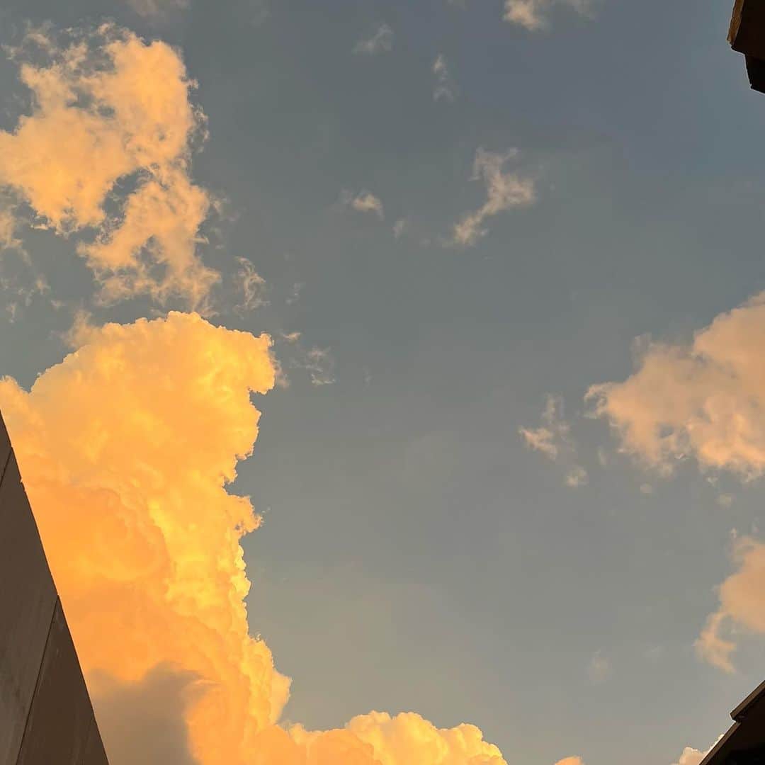 萩尾美聖のインスタグラム：「🌝☁️」