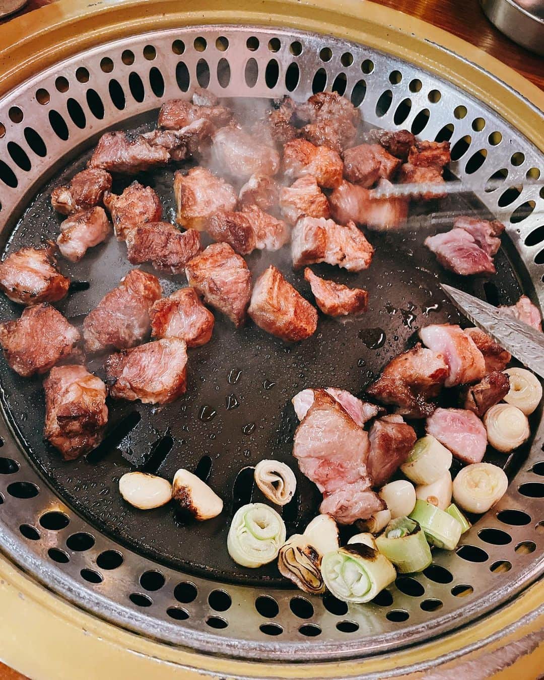 佐藤仁美さんのインスタグラム写真 - (佐藤仁美Instagram)「.  肉肉肉  ああ おいしい。。。  おいしいって 幸せ  #韓国」11月14日 15時39分 - sato.hitomi.19791010
