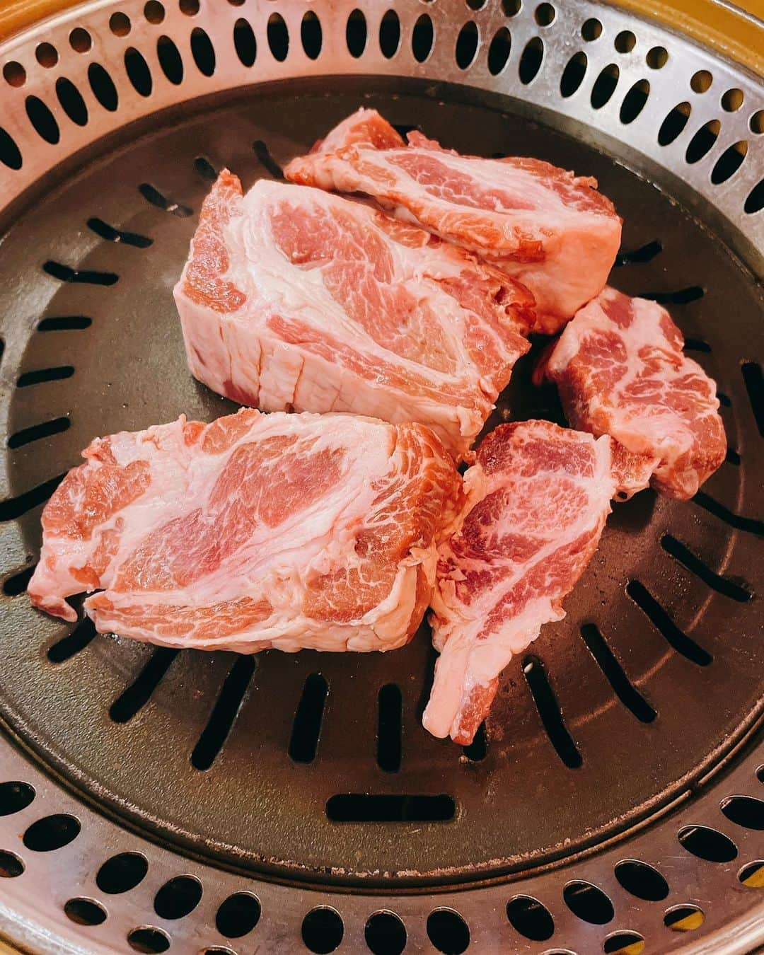 佐藤仁美のインスタグラム：「.  肉肉肉  ああ おいしい。。。  おいしいって 幸せ  #韓国」