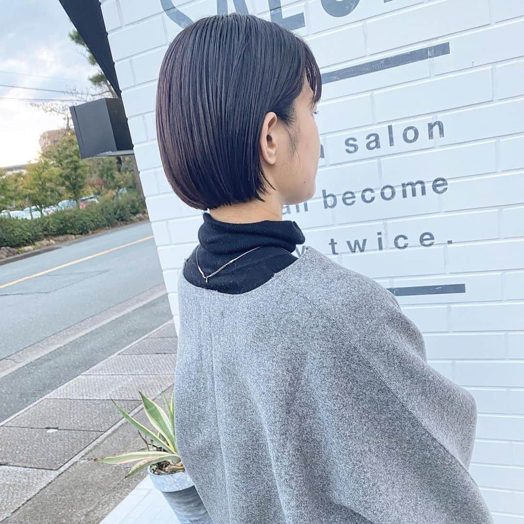 Akinori Shimizuのインスタグラム：「2do-style.  ミニボブ🧣 アレンジカット＋イルミナカラー＋システムトリートメント ¥16,830〜 (ご新規指名の方は指名料＋¥2,750)  2do(ニド)  〒433-8123  静岡県浜松市中区幸4丁目18-19 1F TEL 053-522-8056 定休日 毎週月曜日、第3日曜日 営業時間  平日 10:00〜19:00 　　　　(カット最終受付18:00)  土日祝 9:00〜18:00 　　　　(カット最終受付17:00) 駐車場 6台あり  #浜松カラー #浜松美容室 #浜松ヘアサロン #ミニボブ #2do」