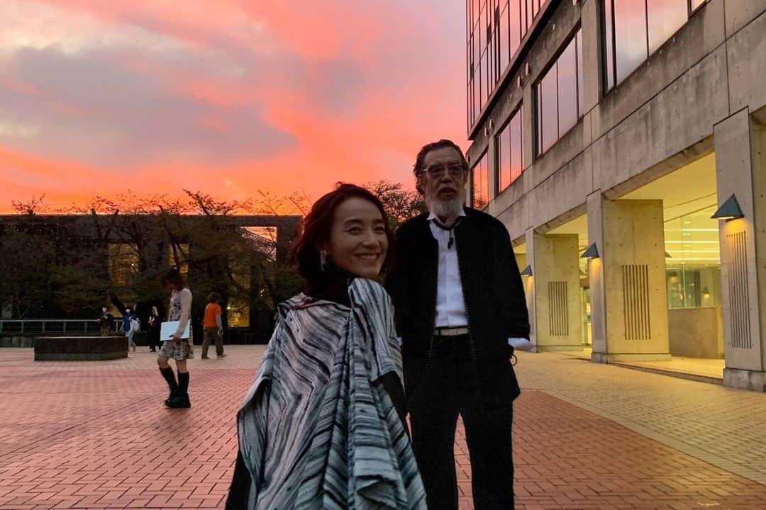 篠原ともえさんのインスタグラム写真 - (篠原ともえInstagram)「武蔵野美術大学🎨講義 ムサビの空間演出デザイン学科 @kuude_official 津村耕佑教授と、学生の皆様へむけて対談講義をさせていただきました。ファッションデザイナー津村さんとの出会いは、篠原が二十代の時にファッションショーを見に行かせていただく等ご縁があったのです。この日はこれまで篠原が創作した作品達のデザインプロセスをお話しさせていただきました🎤  国内有数の規模を誇る近代椅子コレクションや🪑本棚のデザイン柱で囲まれたスケールの大きな図書館も見学📚 美しい夕暮れの中で学生さんたちが校内でパフォーマンスをしていたり、キャンパスライフを満喫されていた姿が印象的。デザイナーを目指す学生の皆さん、エネルギーに溢れていました。大きな夢やたくさんの願いどうか叶えてくださいね♦️」11月14日 15時46分 - tomoe_shinohara