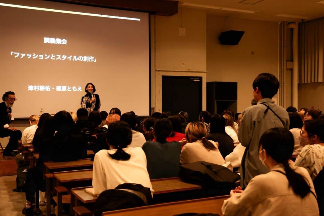 篠原ともえさんのインスタグラム写真 - (篠原ともえInstagram)「武蔵野美術大学🎨講義 ムサビの空間演出デザイン学科 @kuude_official 津村耕佑教授と、学生の皆様へむけて対談講義をさせていただきました。ファッションデザイナー津村さんとの出会いは、篠原が二十代の時にファッションショーを見に行かせていただく等ご縁があったのです。この日はこれまで篠原が創作した作品達のデザインプロセスをお話しさせていただきました🎤  国内有数の規模を誇る近代椅子コレクションや🪑本棚のデザイン柱で囲まれたスケールの大きな図書館も見学📚 美しい夕暮れの中で学生さんたちが校内でパフォーマンスをしていたり、キャンパスライフを満喫されていた姿が印象的。デザイナーを目指す学生の皆さん、エネルギーに溢れていました。大きな夢やたくさんの願いどうか叶えてくださいね♦️」11月14日 15時46分 - tomoe_shinohara