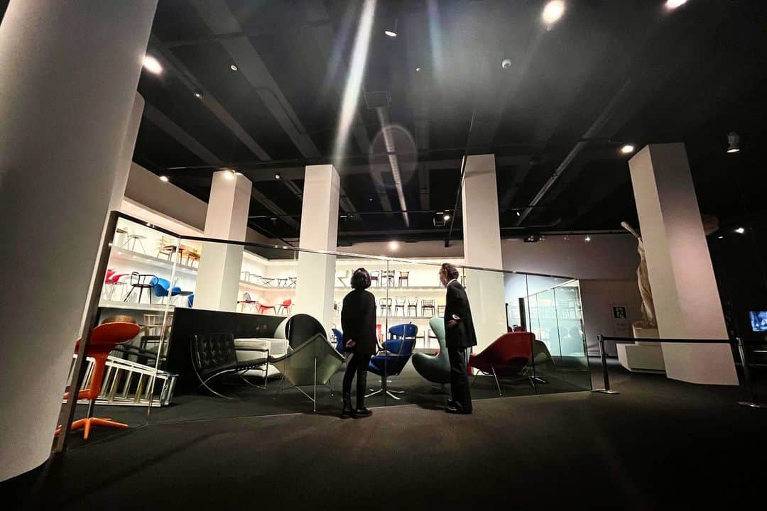 篠原ともえさんのインスタグラム写真 - (篠原ともえInstagram)「武蔵野美術大学🎨講義 ムサビの空間演出デザイン学科 @kuude_official 津村耕佑教授と、学生の皆様へむけて対談講義をさせていただきました。ファッションデザイナー津村さんとの出会いは、篠原が二十代の時にファッションショーを見に行かせていただく等ご縁があったのです。この日はこれまで篠原が創作した作品達のデザインプロセスをお話しさせていただきました🎤  国内有数の規模を誇る近代椅子コレクションや🪑本棚のデザイン柱で囲まれたスケールの大きな図書館も見学📚 美しい夕暮れの中で学生さんたちが校内でパフォーマンスをしていたり、キャンパスライフを満喫されていた姿が印象的。デザイナーを目指す学生の皆さん、エネルギーに溢れていました。大きな夢やたくさんの願いどうか叶えてくださいね♦️」11月14日 15時46分 - tomoe_shinohara
