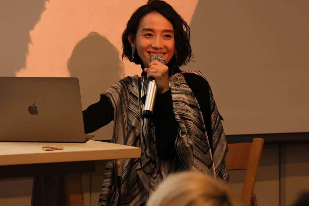篠原ともえさんのインスタグラム写真 - (篠原ともえInstagram)「武蔵野美術大学🎨講義 ムサビの空間演出デザイン学科 @kuude_official 津村耕佑教授と、学生の皆様へむけて対談講義をさせていただきました。ファッションデザイナー津村さんとの出会いは、篠原が二十代の時にファッションショーを見に行かせていただく等ご縁があったのです。この日はこれまで篠原が創作した作品達のデザインプロセスをお話しさせていただきました🎤  国内有数の規模を誇る近代椅子コレクションや🪑本棚のデザイン柱で囲まれたスケールの大きな図書館も見学📚 美しい夕暮れの中で学生さんたちが校内でパフォーマンスをしていたり、キャンパスライフを満喫されていた姿が印象的。デザイナーを目指す学生の皆さん、エネルギーに溢れていました。大きな夢やたくさんの願いどうか叶えてくださいね♦️」11月14日 15時46分 - tomoe_shinohara