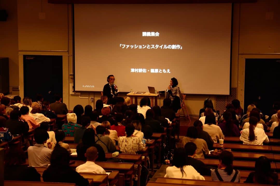 篠原ともえのインスタグラム：「武蔵野美術大学🎨講義 ムサビの空間演出デザイン学科 @kuude_official 津村耕佑教授と、学生の皆様へむけて対談講義をさせていただきました。ファッションデザイナー津村さんとの出会いは、篠原が二十代の時にファッションショーを見に行かせていただく等ご縁があったのです。この日はこれまで篠原が創作した作品達のデザインプロセスをお話しさせていただきました🎤  国内有数の規模を誇る近代椅子コレクションや🪑本棚のデザイン柱で囲まれたスケールの大きな図書館も見学📚 美しい夕暮れの中で学生さんたちが校内でパフォーマンスをしていたり、キャンパスライフを満喫されていた姿が印象的。デザイナーを目指す学生の皆さん、エネルギーに溢れていました。大きな夢やたくさんの願いどうか叶えてくださいね♦️」