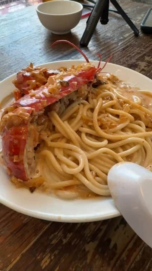 河原秀登のインスタグラム：「2024秀ちゃんラーメン30anvファイナルニューヨークニューイャーイベント 🦞オマール海老ビスクエスプーマ99麺🦞 一発で仕上げました💪💪💪#秀ちゃんラーメン#初代秀ちゃん#博多だるま#だるまラーメン#吉塚だるま#箱崎だるま#扇屋#福岡#博多#豚骨#麺スタグラム#hidechanramen#daruma#michelin#bibgourmand#yelp#no1#tottoramen#thekashiwaramen#vattenramen#sakuraramen#하카타 #후쿠오카 #맛집 #라면 #관광 #맛있는 #돼지뼈라면 #미슐랭#명태자」