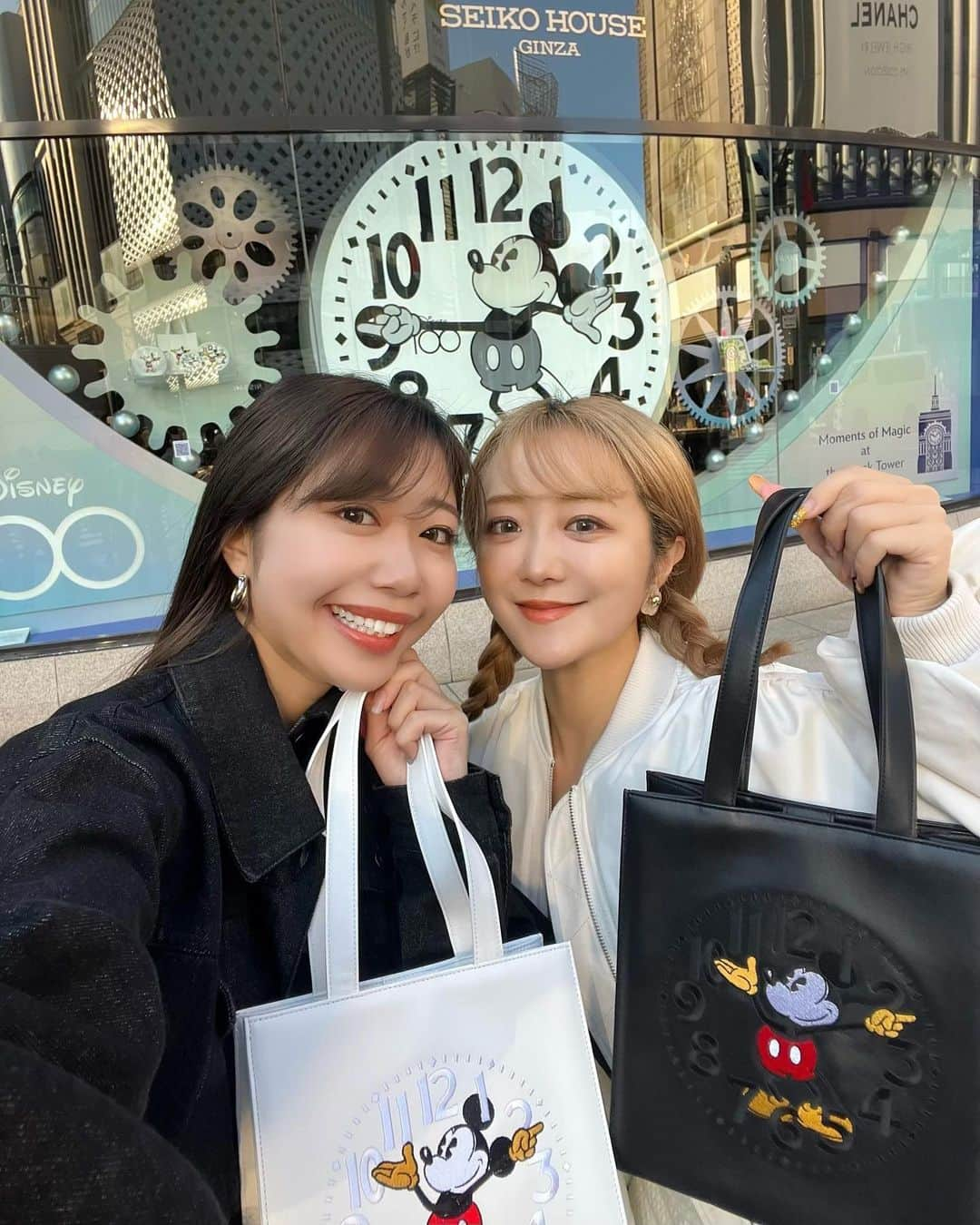 中島絢乃さんのインスタグラム写真 - (中島絢乃Instagram)「☁️🕰️👜  .  SEIKO HOUSE GINZAの時計塔の文字盤が 期間限定でミッキーマウスに変わったので 記念写真を撮りに行ってきたよ🥹🤎👜 姉妹でモノトーンコーデ👭🤍🖤  お気に入りすぎる 時計台モチーフのバッグと一緒にね🕰️♡ (すでに完売アイテムもでているので 欲しい方はお早めに！)  .  文字盤がミッキーに変わるんだと 内覧会でお話を聞いていたから ずっとわくわくしていたんだけど やっぱり素敵だね、、🥹🤎  ディズニー100周年じゃなきゃ こんなことはないと思うので、 銀座に行った際にはたくさん写真撮っておこうね！🫶✨  〰〰〰️〰 #disneysisters_jp ←#中島姉妹 ディズニーまとめ👭  #PR#SEIKOHOUSEGINZA#セイコーハウス銀座ホール#和光#SEIKO#disney#セイコー#disney100#d100#ディズニー100周年#ディズニーグッズ#ディズニーアイテム#ミッキーマウス#mickeymouse」11月14日 15時39分 - nakajima_ayano