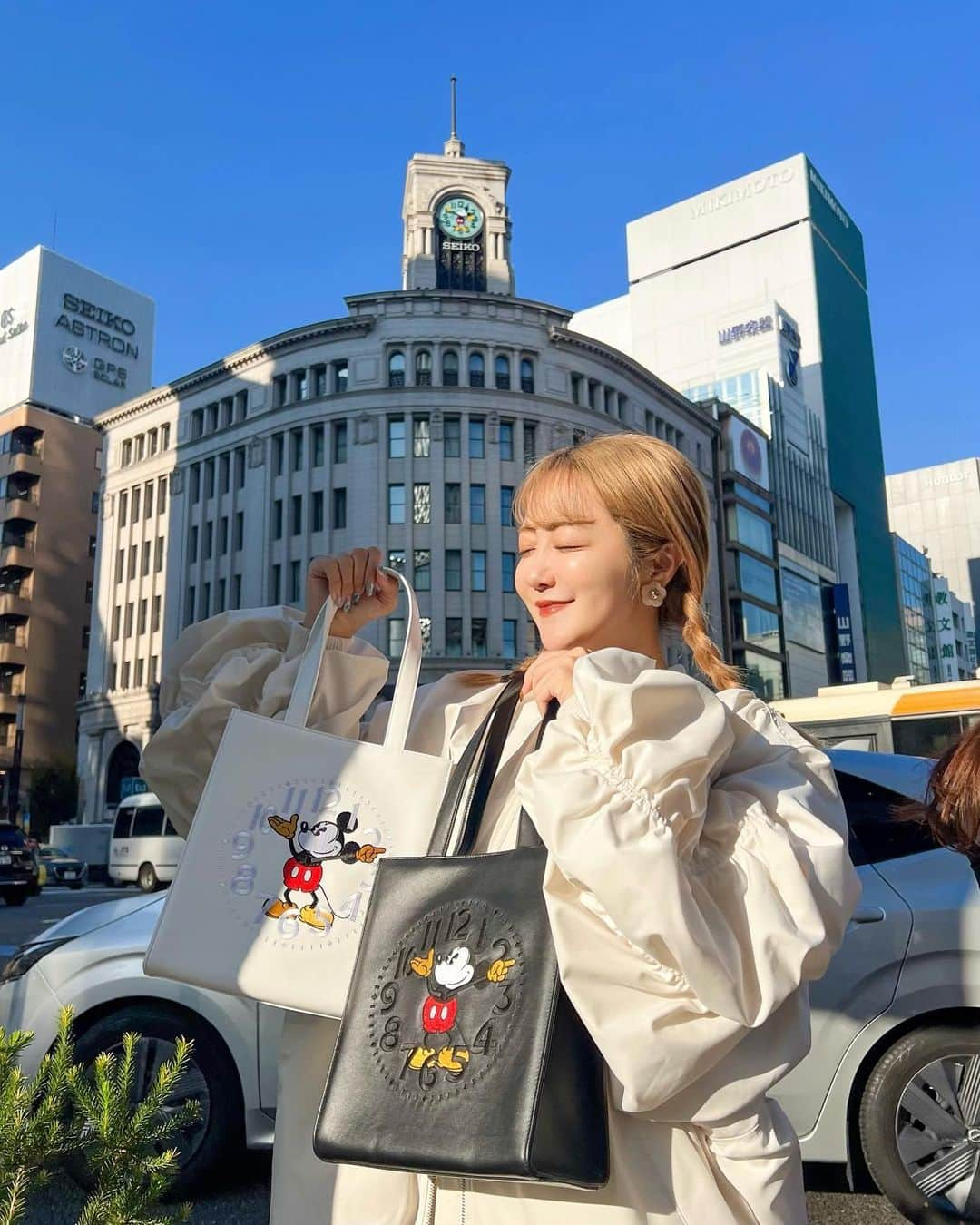 中島絢乃さんのインスタグラム写真 - (中島絢乃Instagram)「☁️🕰️👜  .  SEIKO HOUSE GINZAの時計塔の文字盤が 期間限定でミッキーマウスに変わったので 記念写真を撮りに行ってきたよ🥹🤎👜 姉妹でモノトーンコーデ👭🤍🖤  お気に入りすぎる 時計台モチーフのバッグと一緒にね🕰️♡ (すでに完売アイテムもでているので 欲しい方はお早めに！)  .  文字盤がミッキーに変わるんだと 内覧会でお話を聞いていたから ずっとわくわくしていたんだけど やっぱり素敵だね、、🥹🤎  ディズニー100周年じゃなきゃ こんなことはないと思うので、 銀座に行った際にはたくさん写真撮っておこうね！🫶✨  〰〰〰️〰 #disneysisters_jp ←#中島姉妹 ディズニーまとめ👭  #PR#SEIKOHOUSEGINZA#セイコーハウス銀座ホール#和光#SEIKO#disney#セイコー#disney100#d100#ディズニー100周年#ディズニーグッズ#ディズニーアイテム#ミッキーマウス#mickeymouse」11月14日 15時39分 - nakajima_ayano