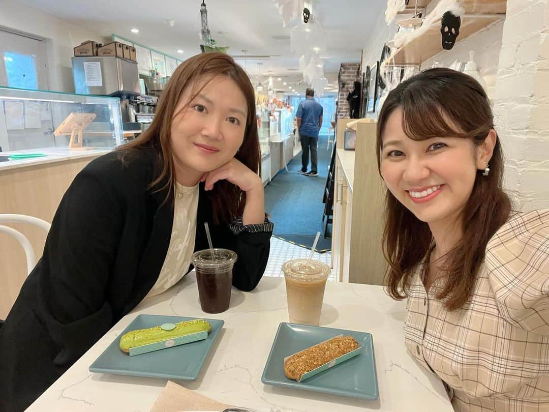 荒木優里さんのインスタグラム写真 - (荒木優里Instagram)「🩷 茉希さん @maki_hayakawa が NY在住時に仲良くなったお友達、 Aidaを紹介してくださり、 先日会うことができました😊🩷  日本のことが大好きで、 日本に留学経験もあるAida😍  ちょっぴりドキドキしながらの初めましてでしたが、 とっても優しくて🥹❤️ リラックスしてたくさんおしゃべりできました☺️💕 楽しくてあっという間の時間ーっ😁😁  これから一緒にお出かけしたい場所もたくさんで わくわくです〜😊🎄  素敵なご縁に感謝🥰💓  ちなみに一緒に行ったEclair bakeryのエクレアは 上品な味で美味しかったです😋❤️  ミニエクレアセットは見た目も美しくてかわいい🥰🥰 ポットラックパーティーに持参したくて また別日にも早速訪ねました🎀 リピートしたいお店に出会える幸せ…💖  #eclairbakery #eclair #cafetime #アメリカ生活 #アメリカ暮らし #ニューヨーク #ニューヨーク生活  #ニューヨーク暮らし #ニューヨーク在住 #Newyork #NYC #NY #アメリカ在住日本人 #帯同妻 #渡米記録 #海外生活 #travel #trip #旅行好き #アナウンサー #フリーアナウンサー #荒木優里 #荒木優里のゆるりアメリカ生活」11月14日 15時41分 - yuriaraki0726