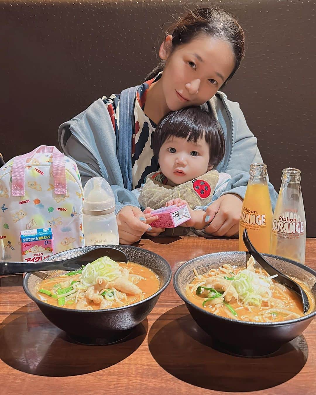 世手子のインスタグラム：「PR  Otaru night🌉 Hormone ramen🍜 Baby wanted ramen👶🍼 #北海道旅行  #小樽グルメ 〆は @otaru.chinesenoodle.kuraya  #おたる蔵屋長崎屋小樽店 #小樽ラーメン #小樽グルメ #小樽ランチ #小樽観光 #小樽 #北海道グルメ #北海道ラーメン いただきました(*^▽^*) 夜ラーメンホッとする🍥 ホルモンたっぷりあったまりました(*´ω｀*) 太麺美味しい😋 寿々太郎はんが麺を食べさせてと怒ってたので少しあげたら落ち着きましたwww 最近大人と一緒のものが食べれないとめちゃくちゃ怒られます💦 生まれた時から涎垂らしながらこちらを見てたので食への興味があるんだねぇ(≧∀≦) 後もうちょいでベイビーも食べれるようになるからね🌟 #子連れ旅 #子連れ旅行  #子連れ北海道」